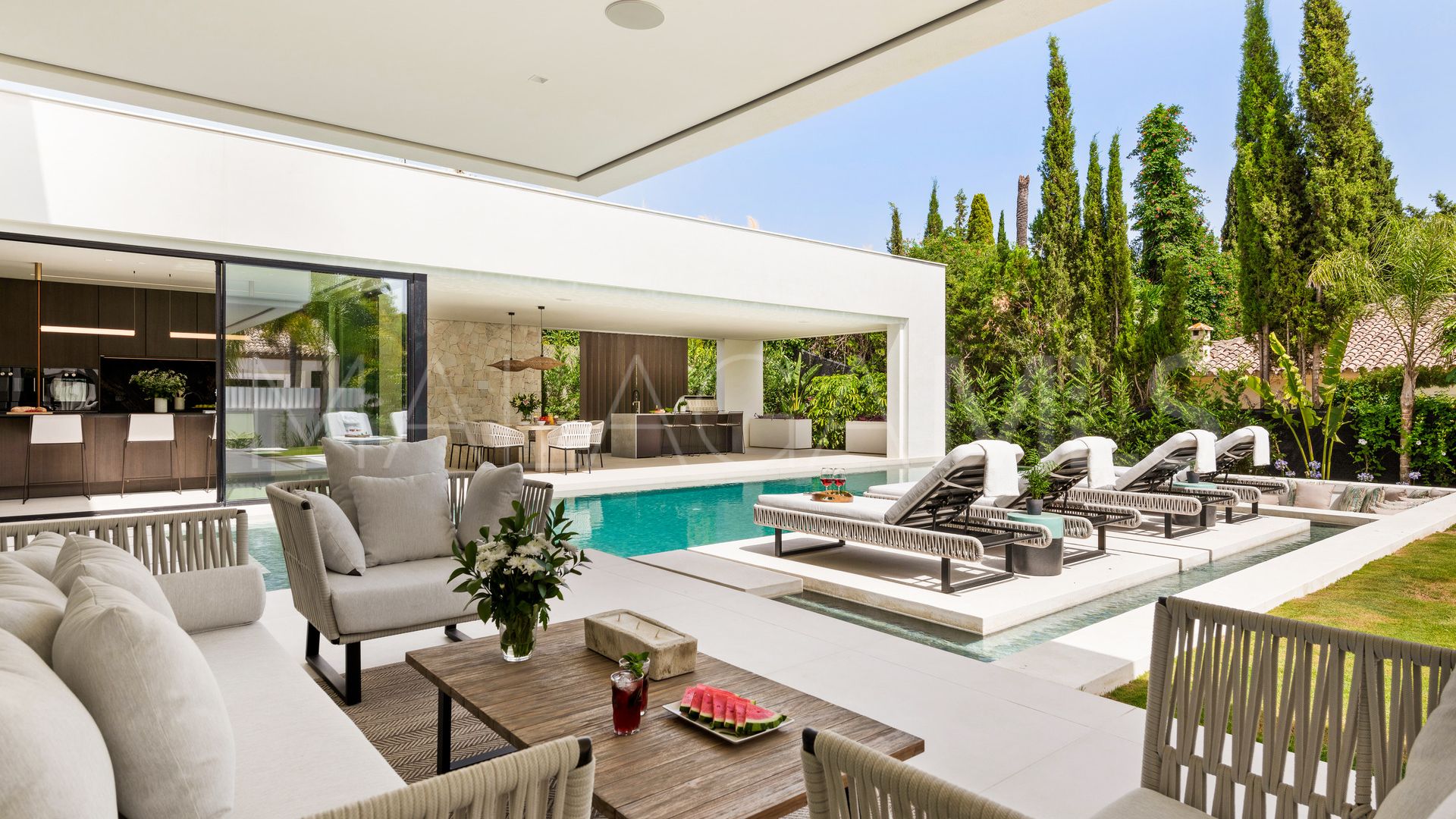 Buy villa in Las Brisas with 5 bedrooms