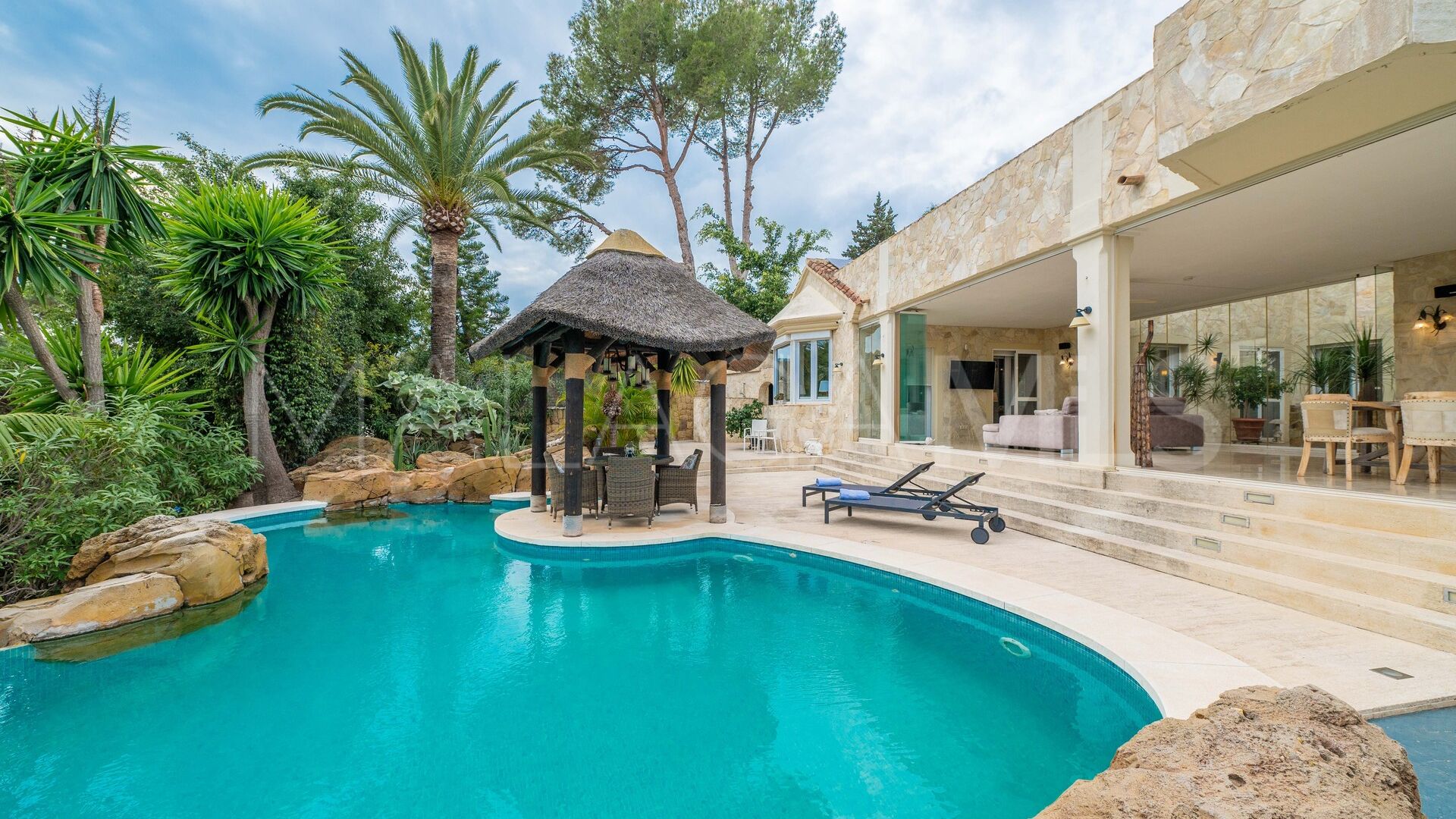 Villa for sale in Elviria