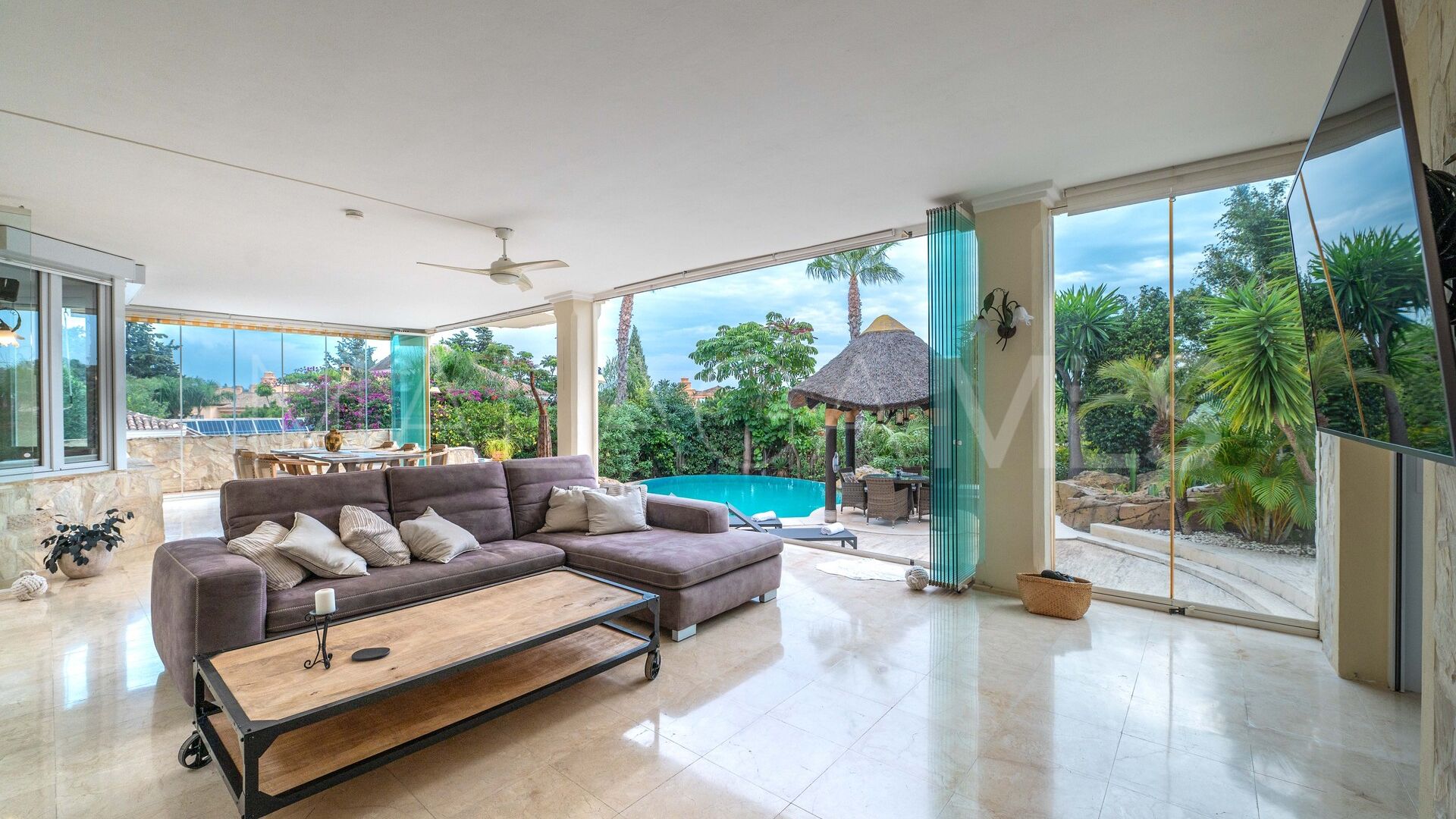 Villa for sale in Elviria