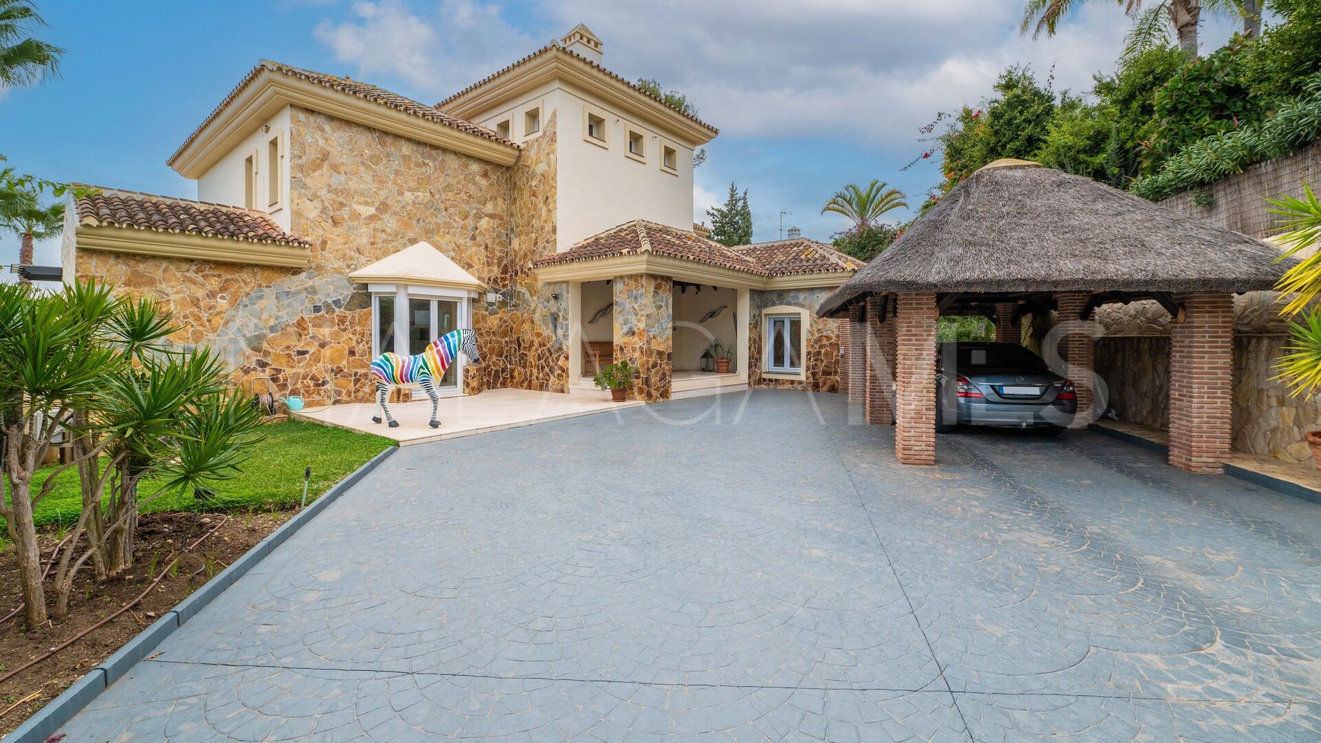 Villa for sale in Elviria