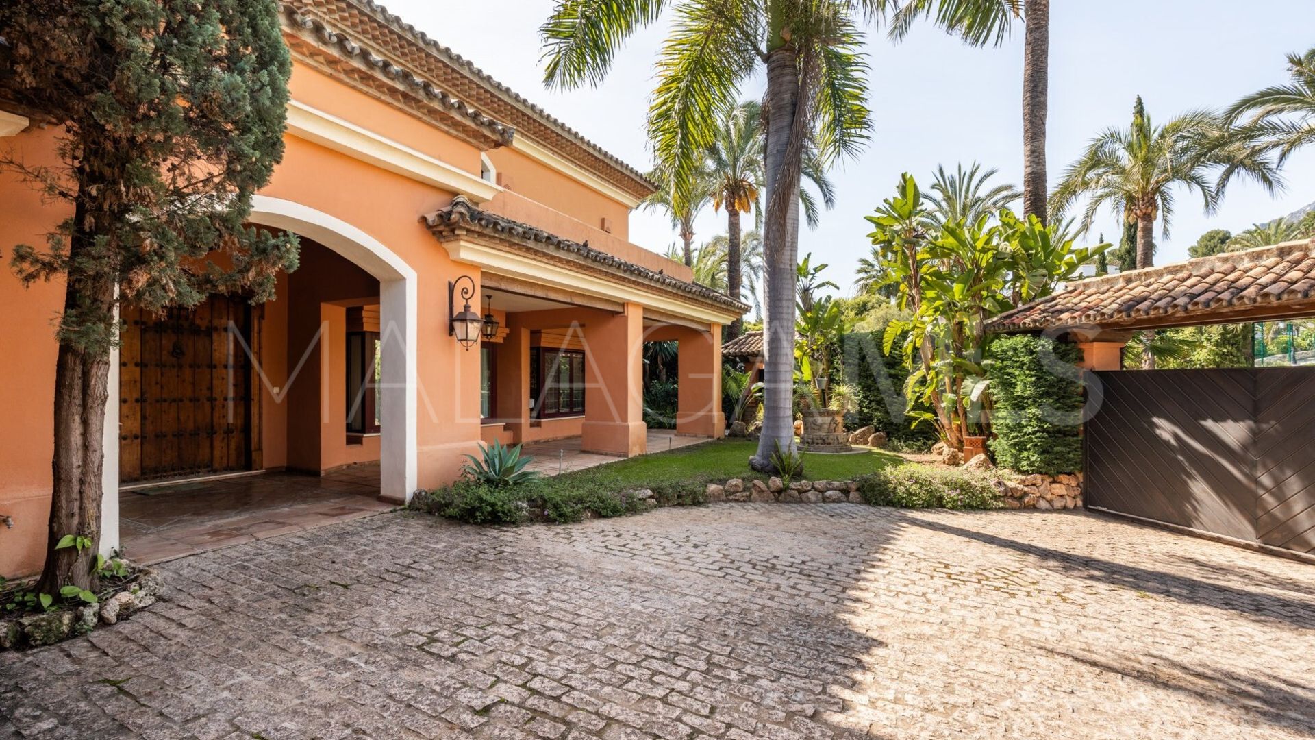 For sale Altos Reales villa