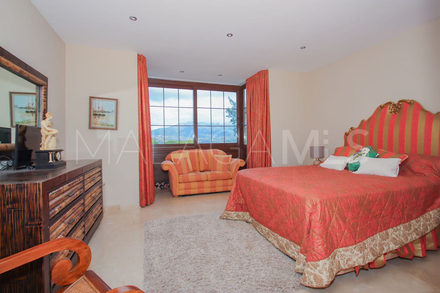 Se vende villa in Cala de Mijas with 4 bedrooms