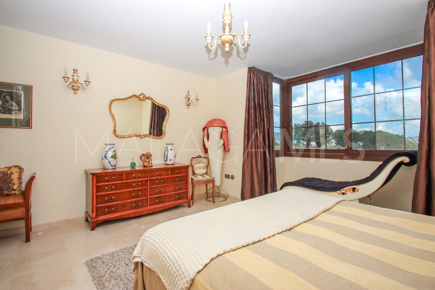 Se vende villa in Cala de Mijas with 4 bedrooms