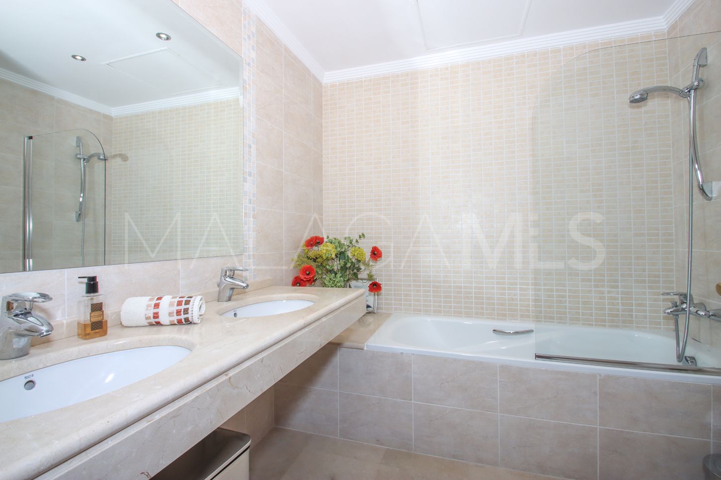 Se vende villa in Cala de Mijas with 4 bedrooms