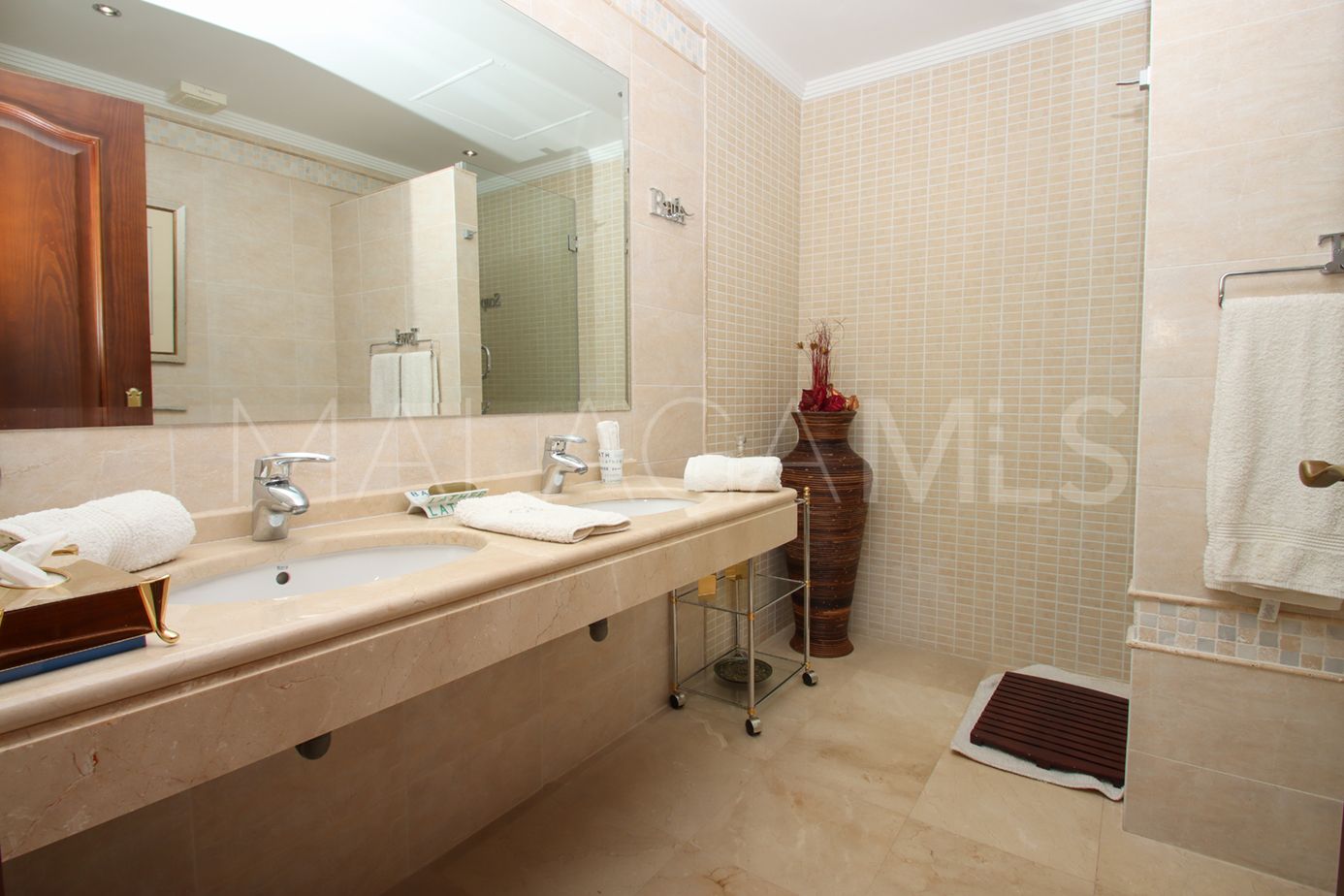 Se vende villa in Cala de Mijas with 4 bedrooms