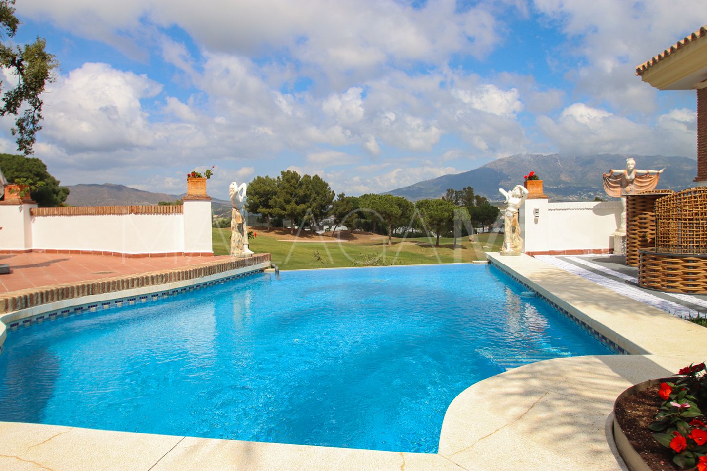 Se vende villa in Cala de Mijas with 4 bedrooms