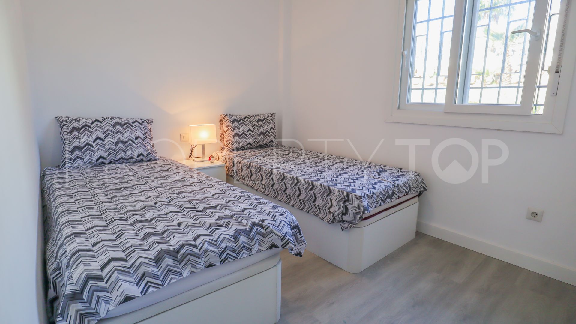 Duplex planta baja en venta con 3 dormitorios en Nueva Andalucia