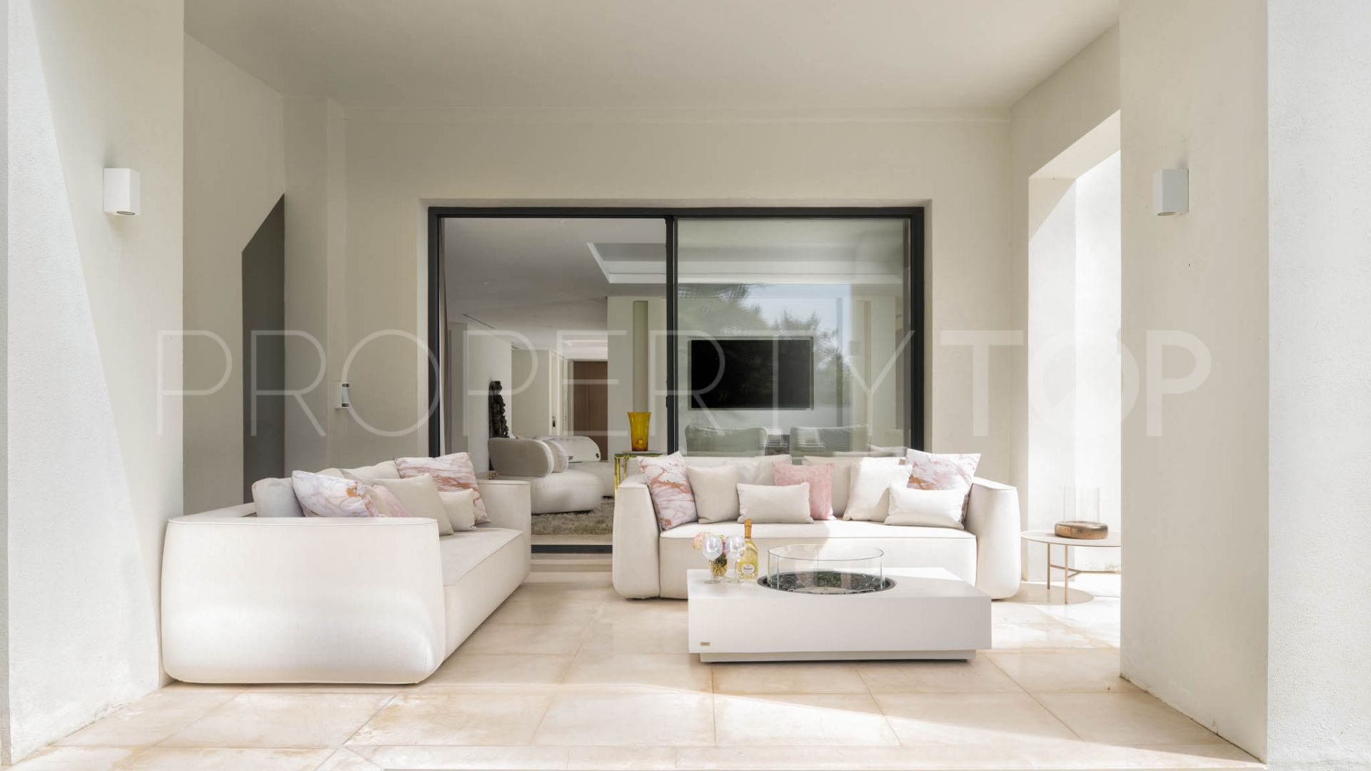 Villa en venta en Marbella Este de 5 dormitorios