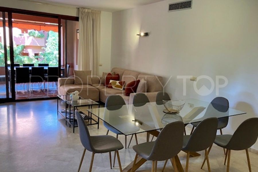 Se vende apartamento con 4 dormitorios en Marbella Este