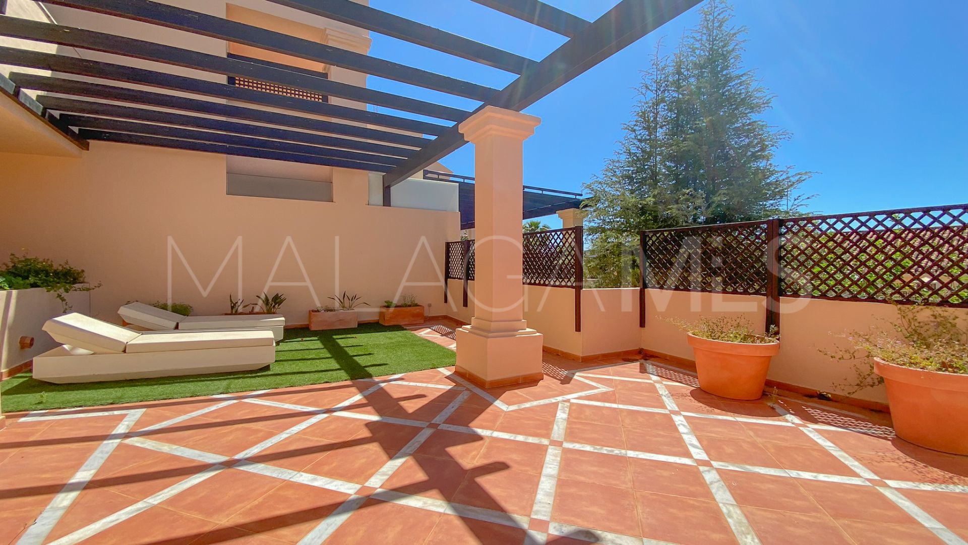 For sale Nueva Andalucia ground floor apartment with 2 bedrooms