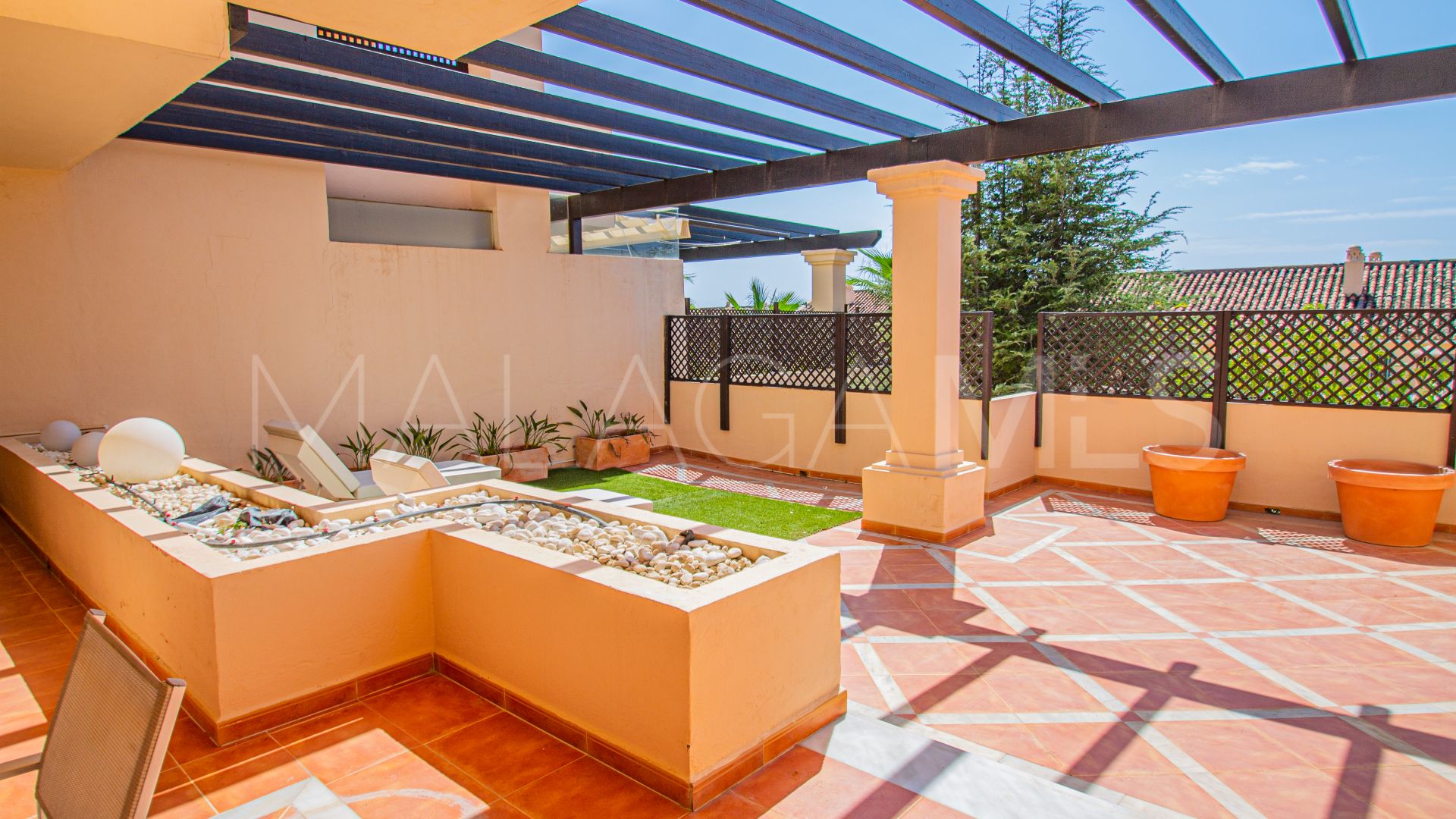 For sale Nueva Andalucia ground floor apartment with 2 bedrooms