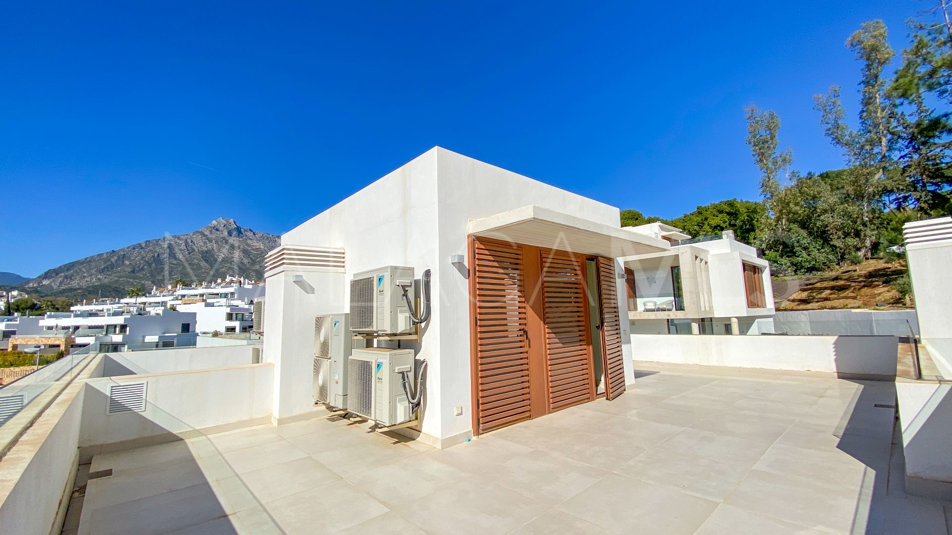 Villa pareada a la venta in Marbella Golden Mile