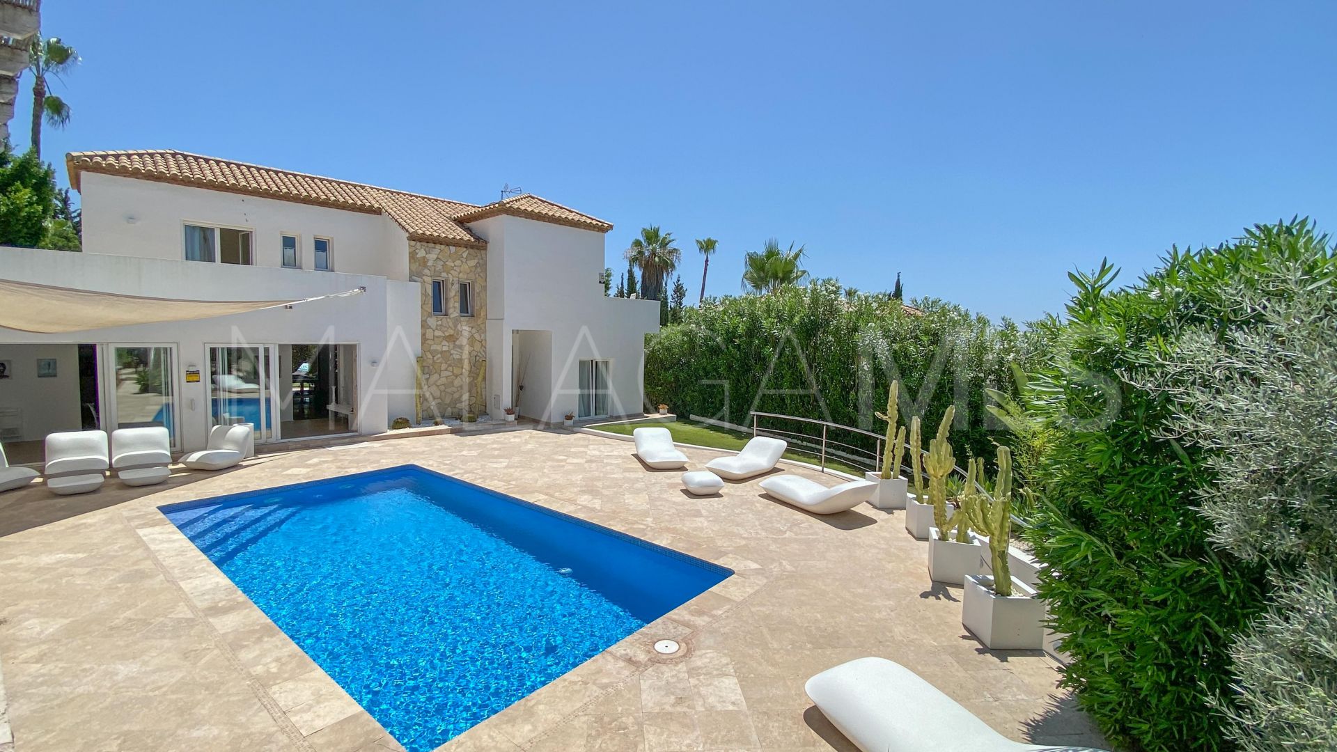 Villa for sale in Nueva Andalucia