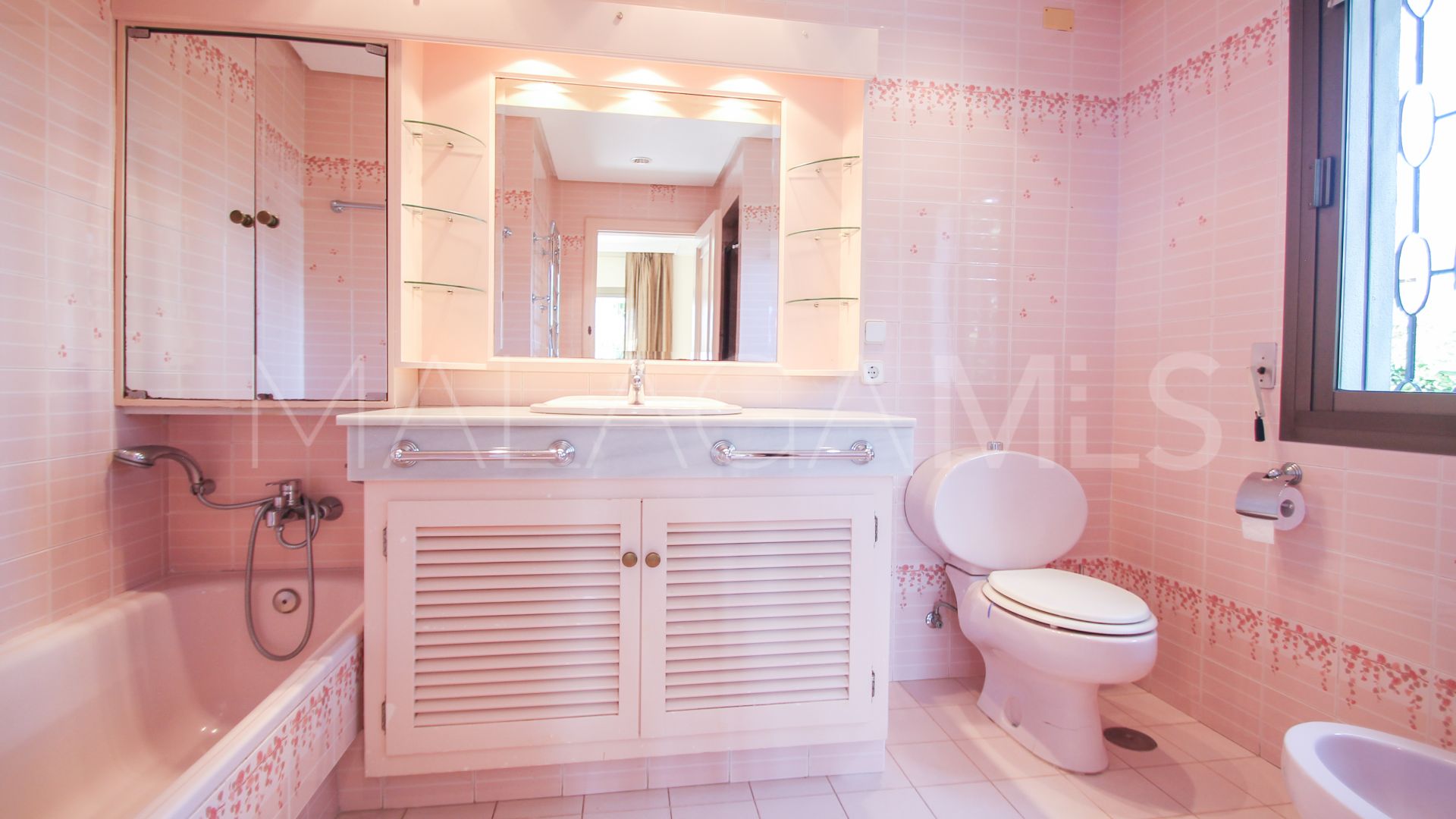Villa for sale in Los Monteros