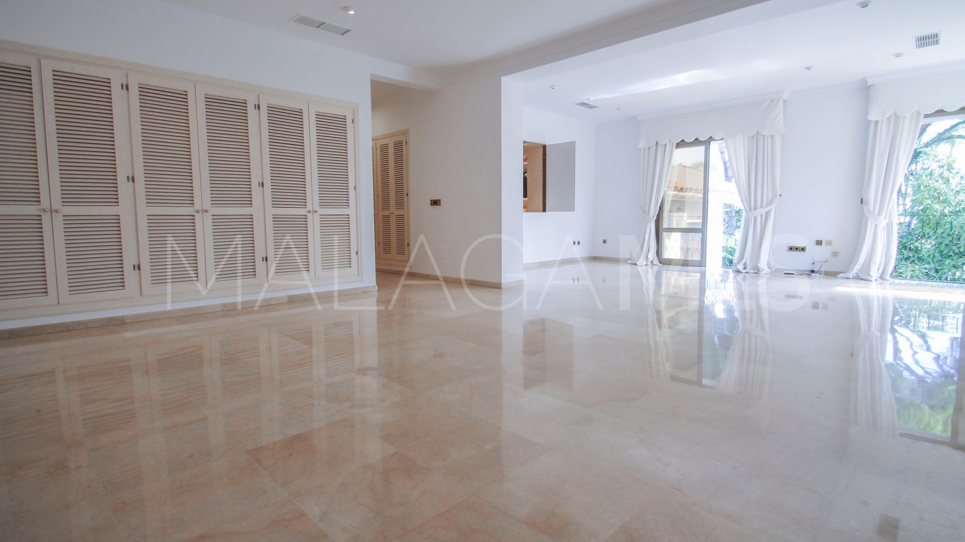 Villa for sale in Los Monteros