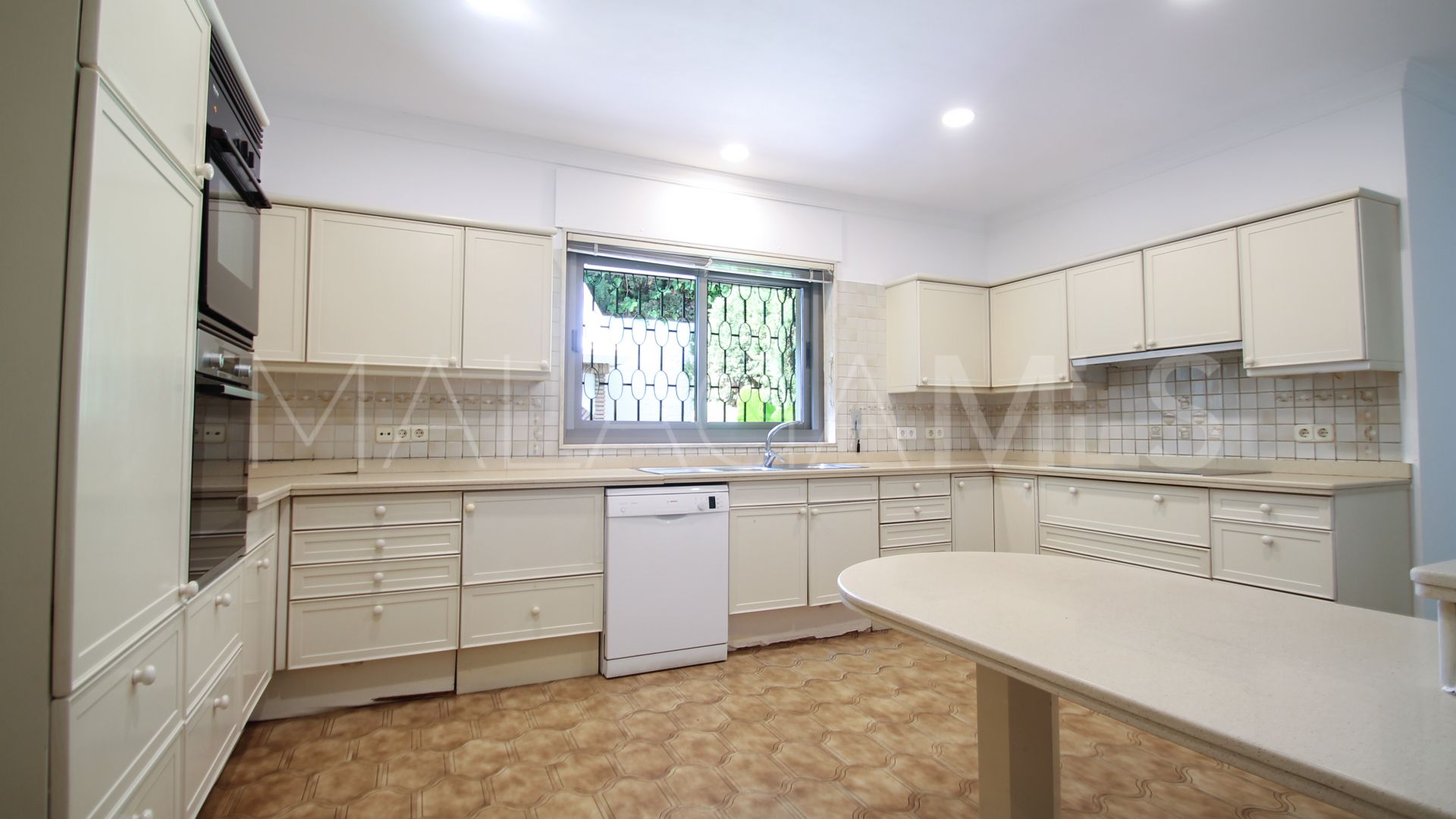 Villa for sale in Los Monteros