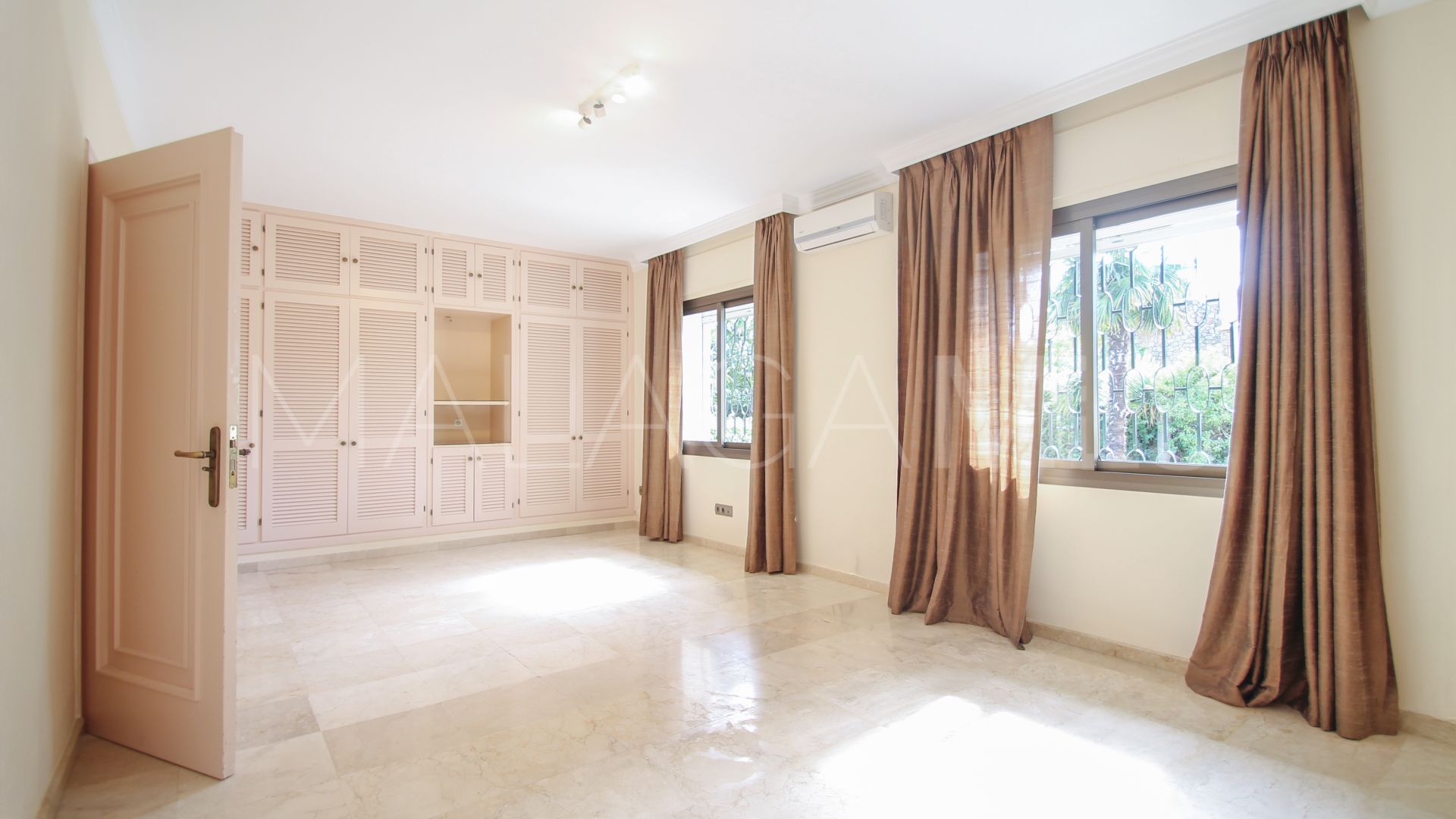 Villa for sale in Los Monteros
