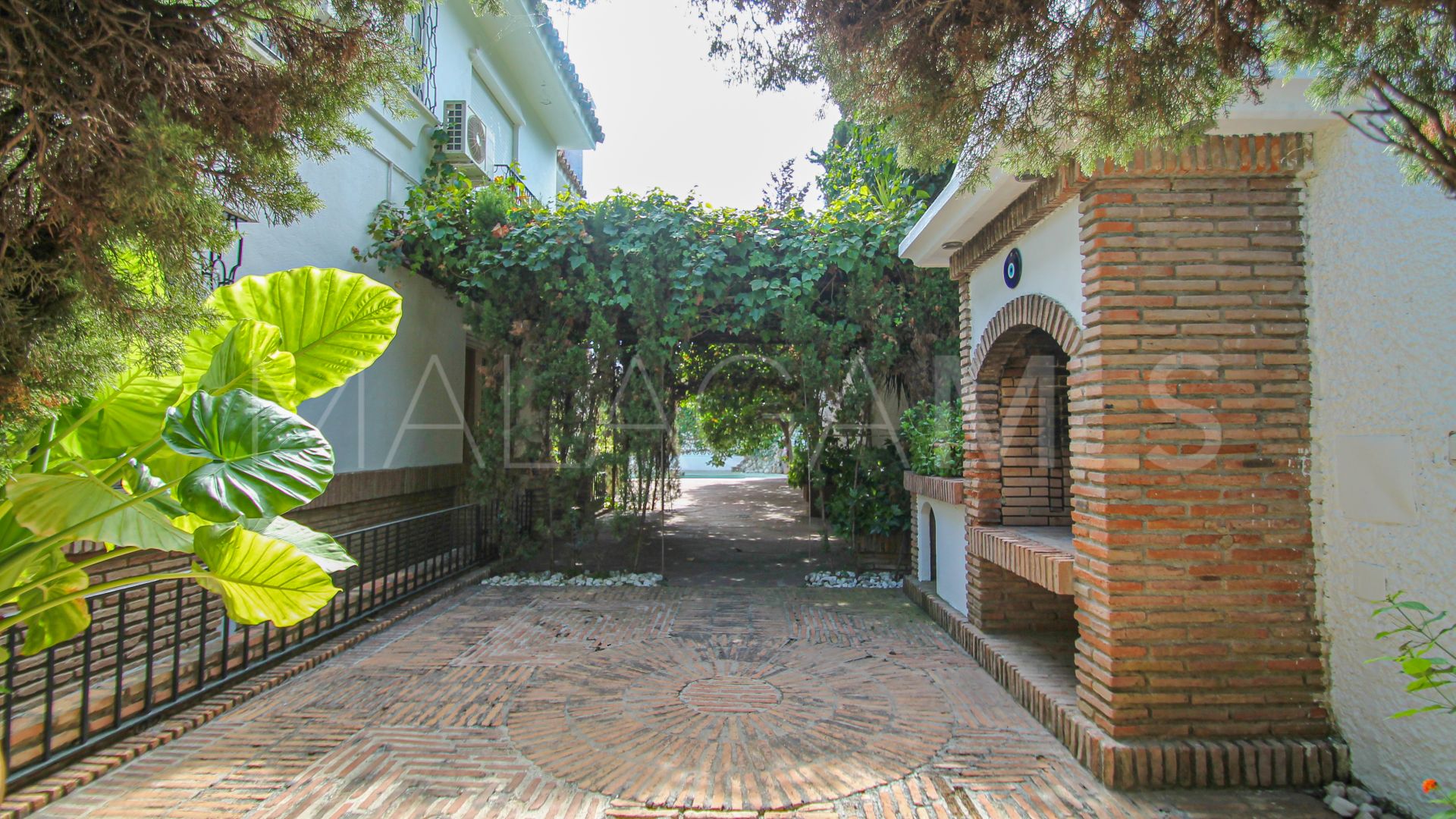 Villa for sale in Los Monteros