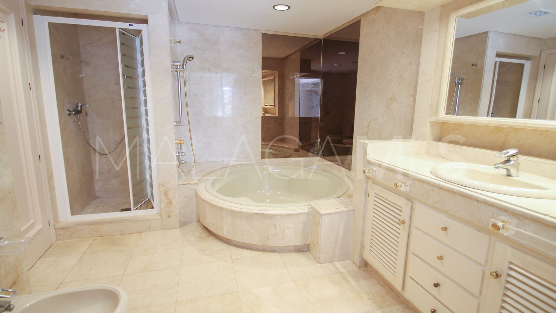 Villa for sale in Los Monteros