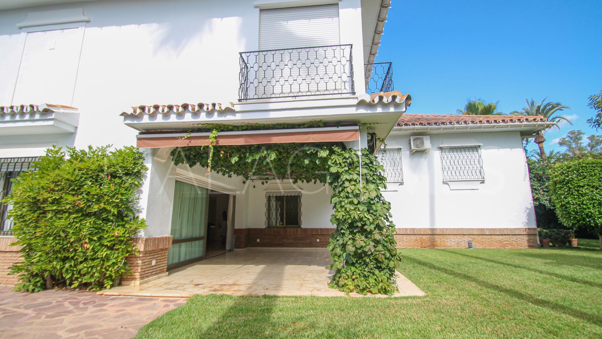 Villa for sale in Los Monteros