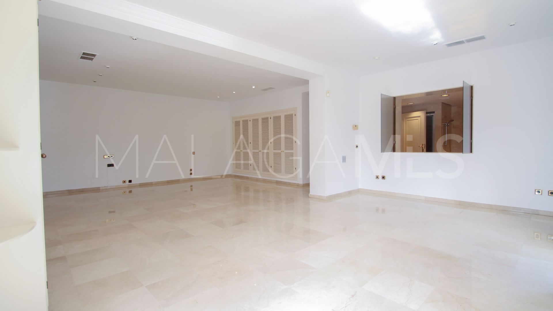 Villa for sale in Los Monteros