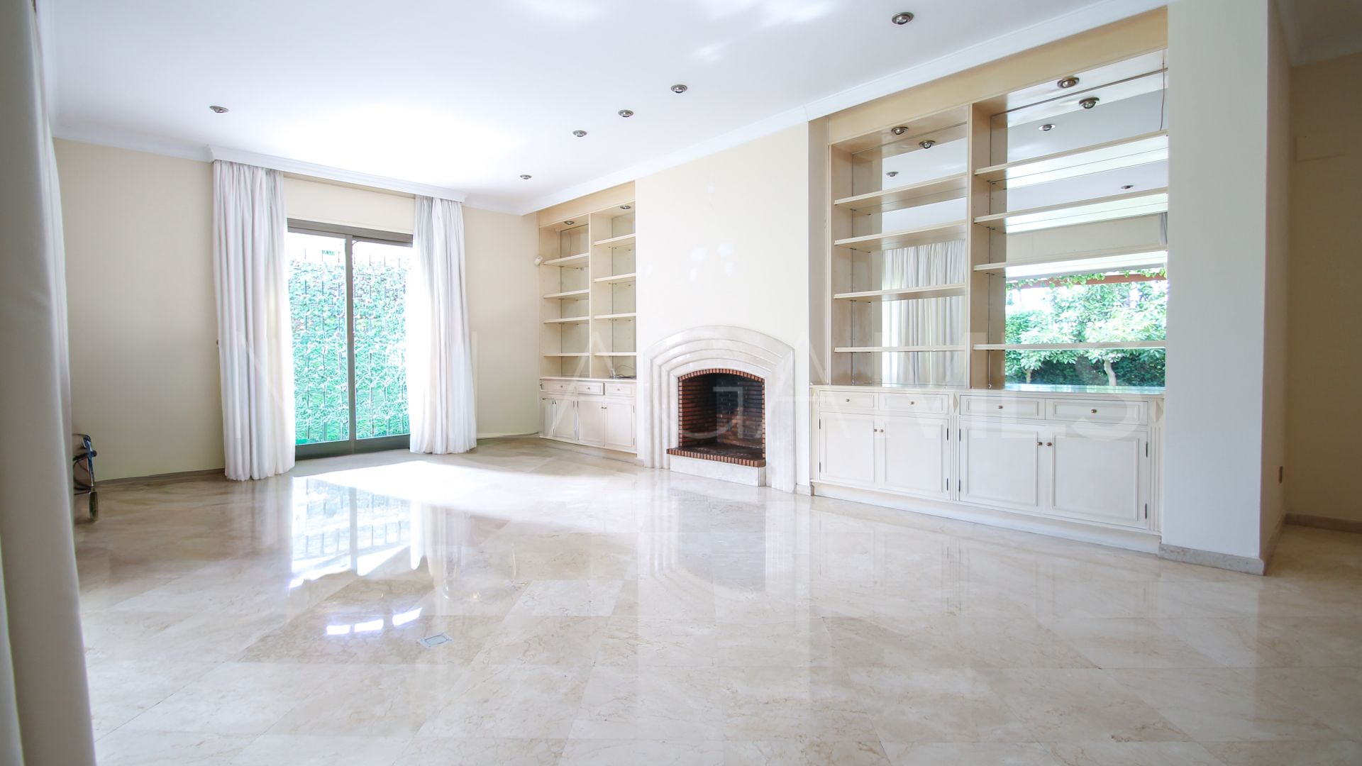 Villa for sale in Los Monteros