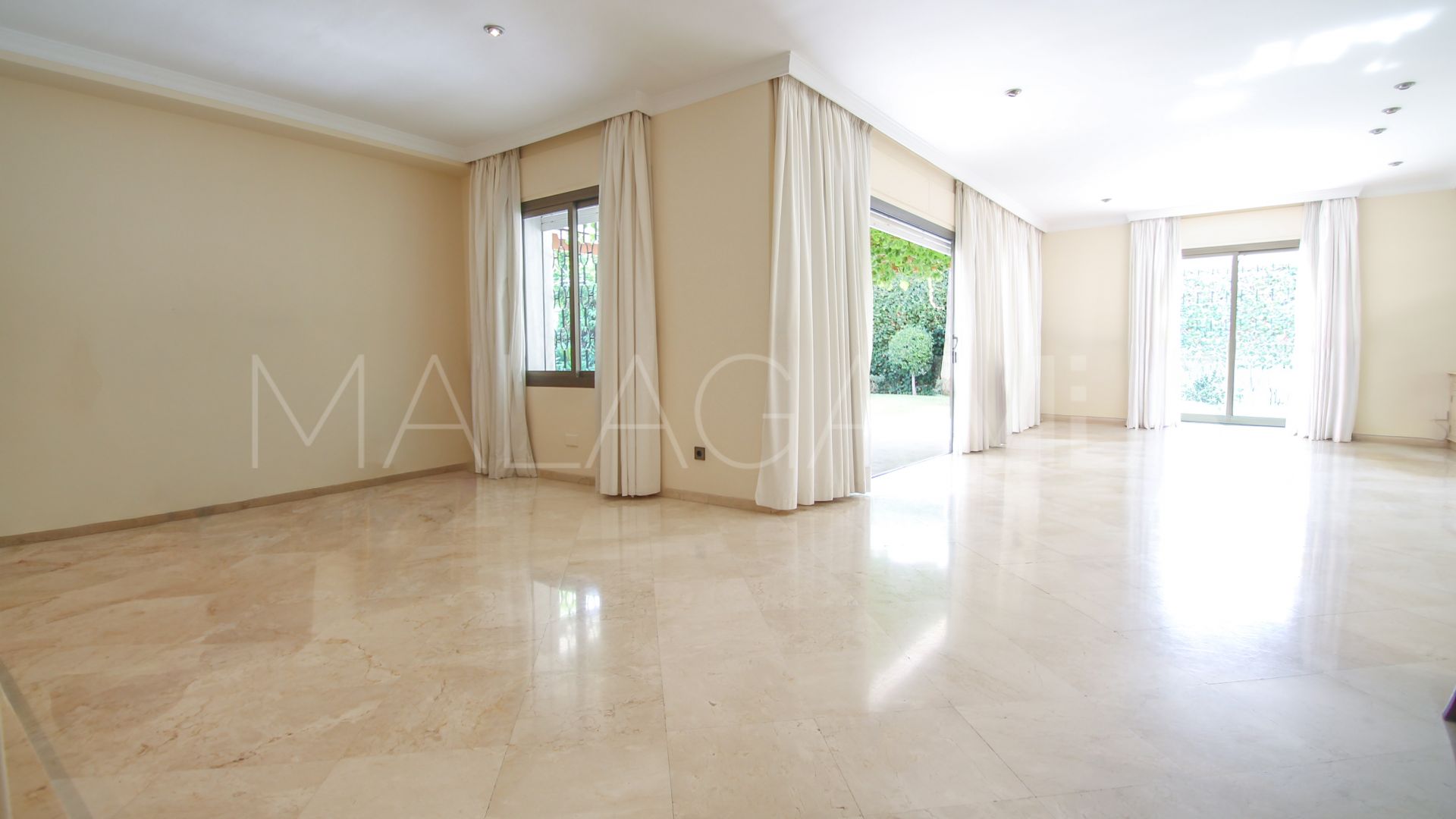Villa for sale in Los Monteros