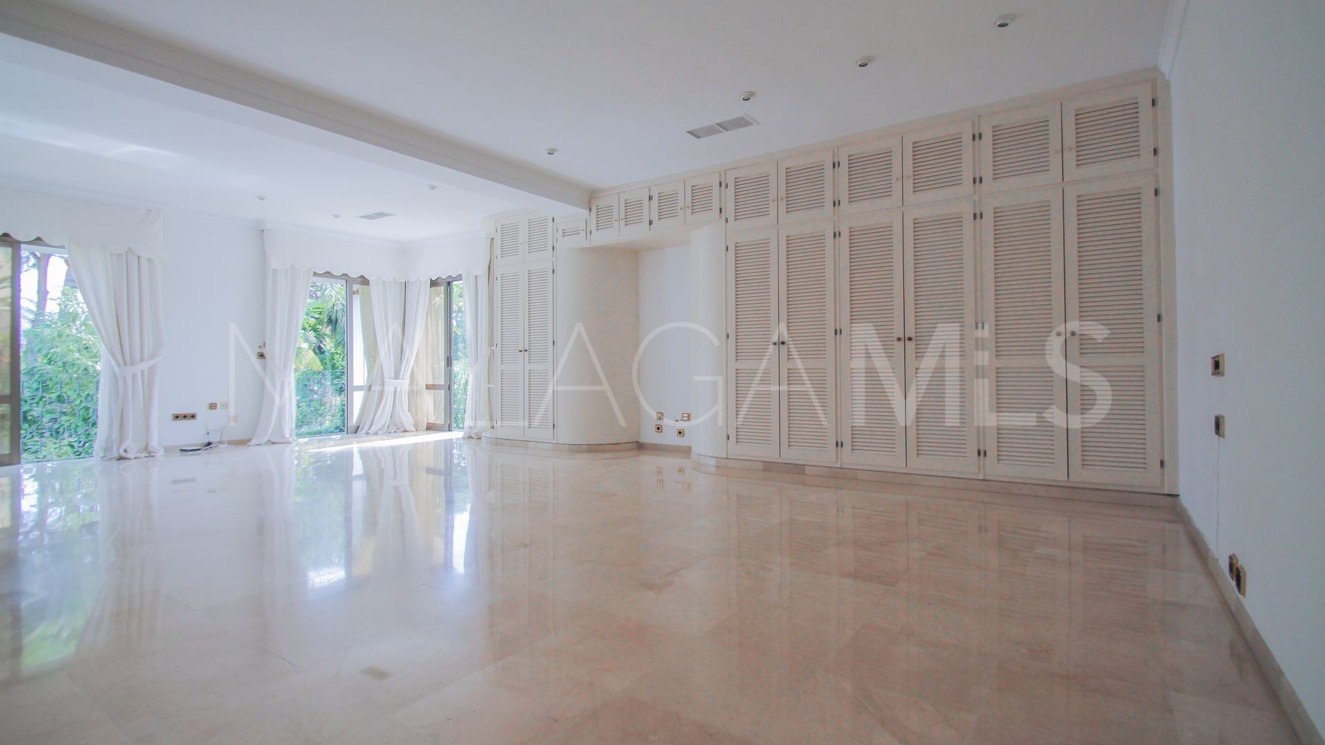 Villa for sale in Los Monteros