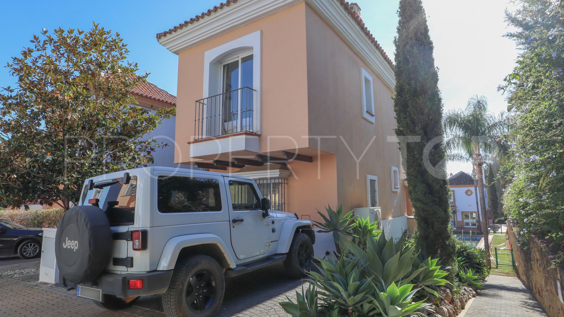 Nueva Andalucia town house for sale