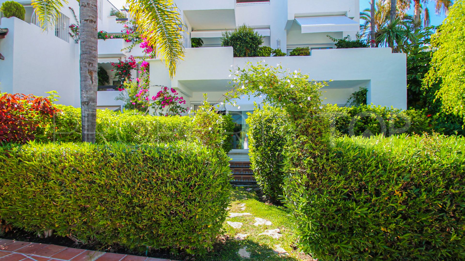 For sale ground floor apartment in Marbella Golden Mile
