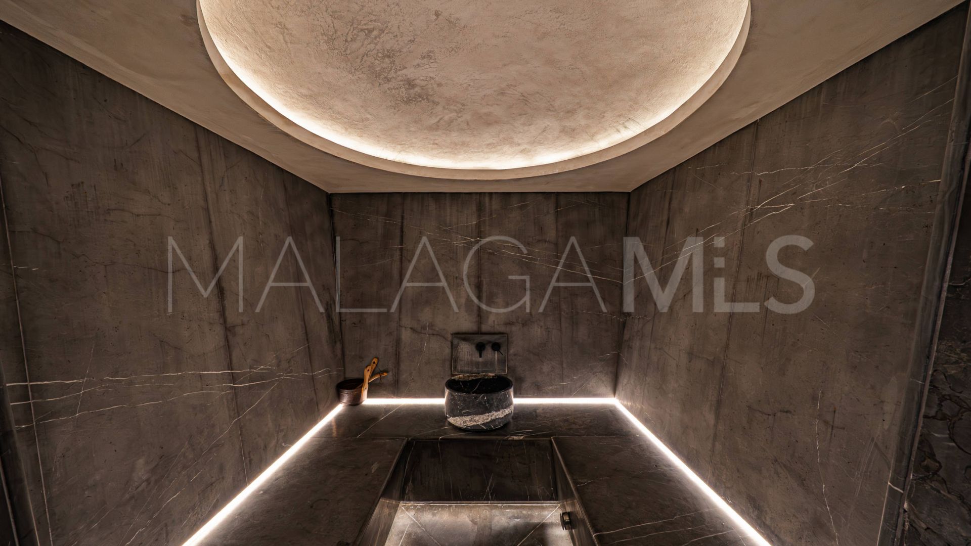 Villa for sale in Guadalmina Baja