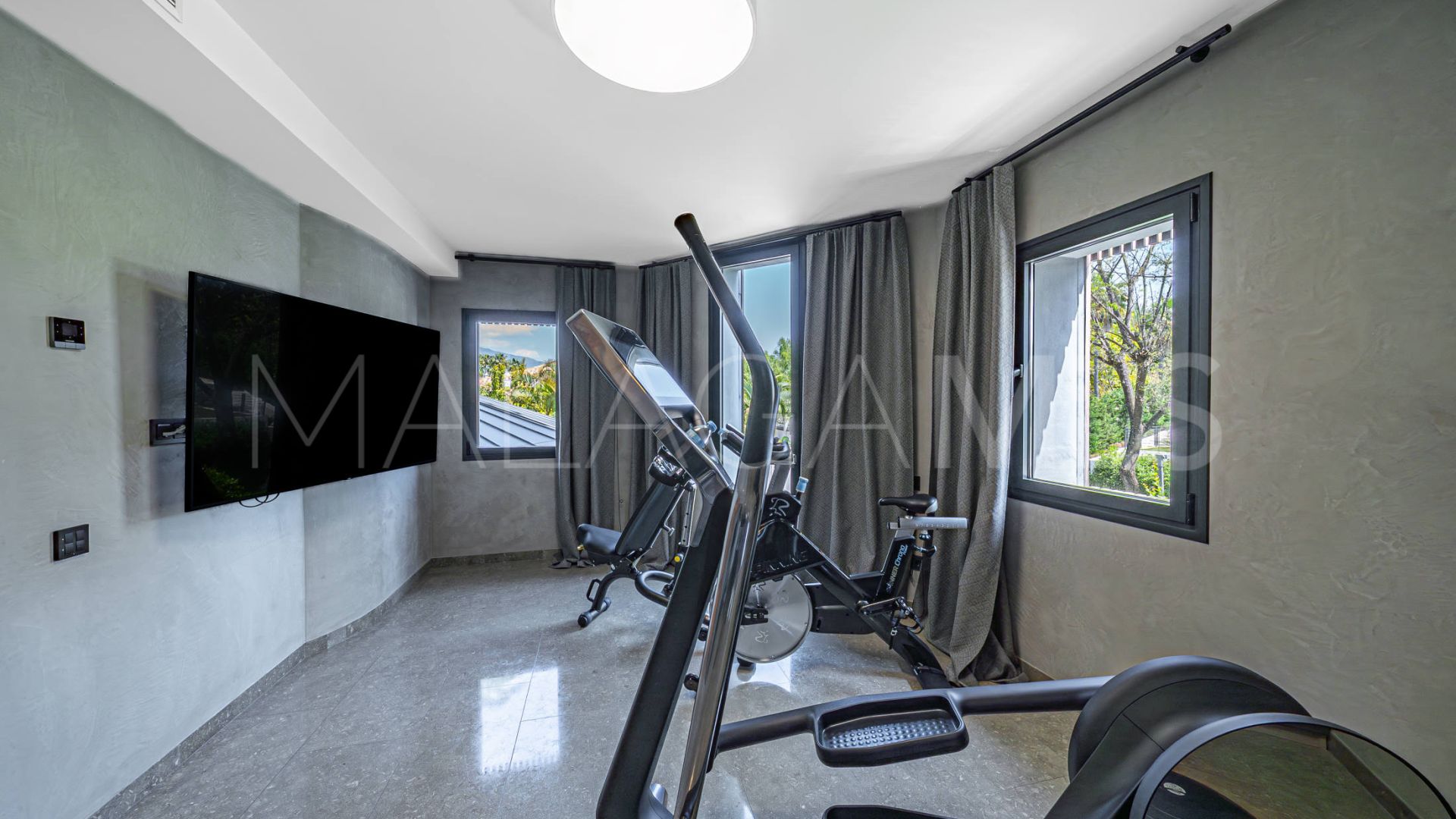 Villa for sale in Guadalmina Baja