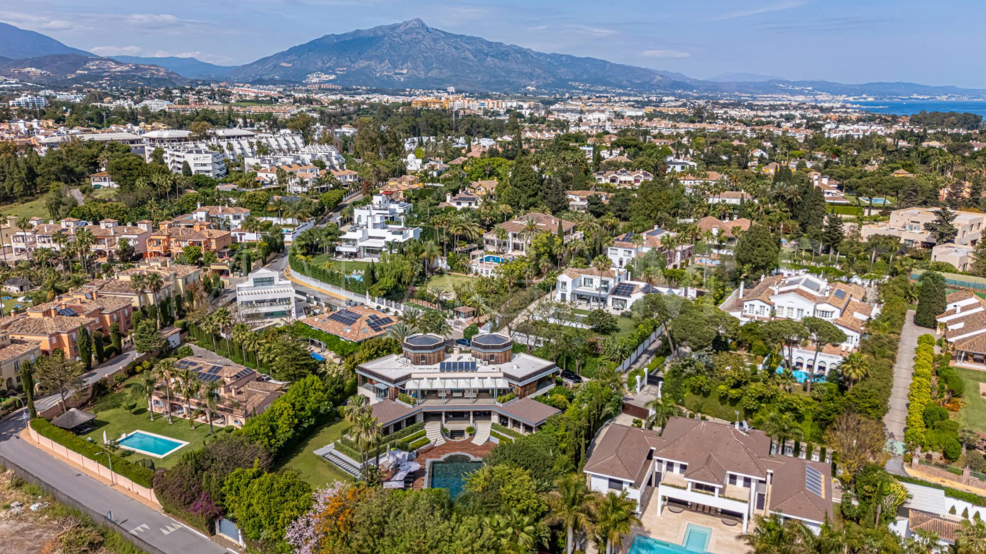 Villa for sale in Guadalmina Baja