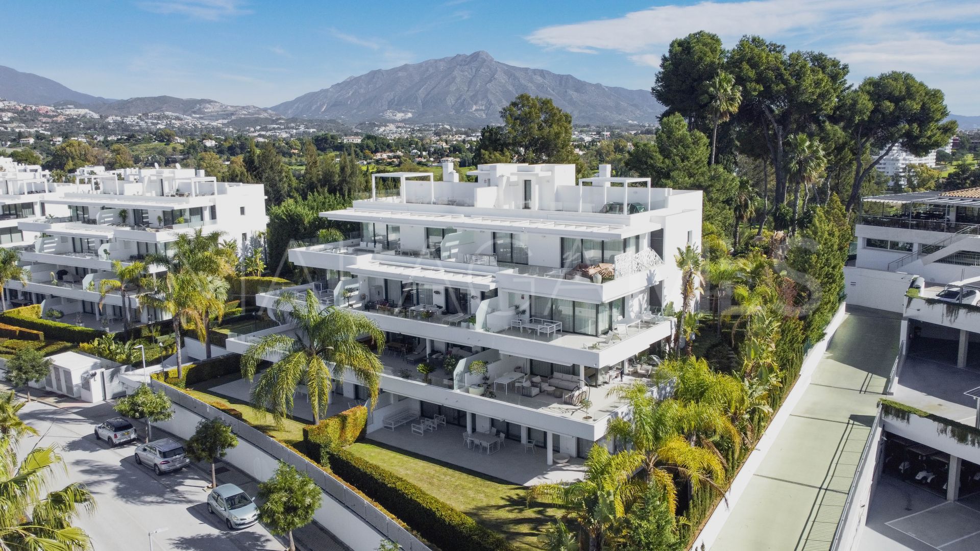 For sale 3 bedrooms apartment in New Golden Mile