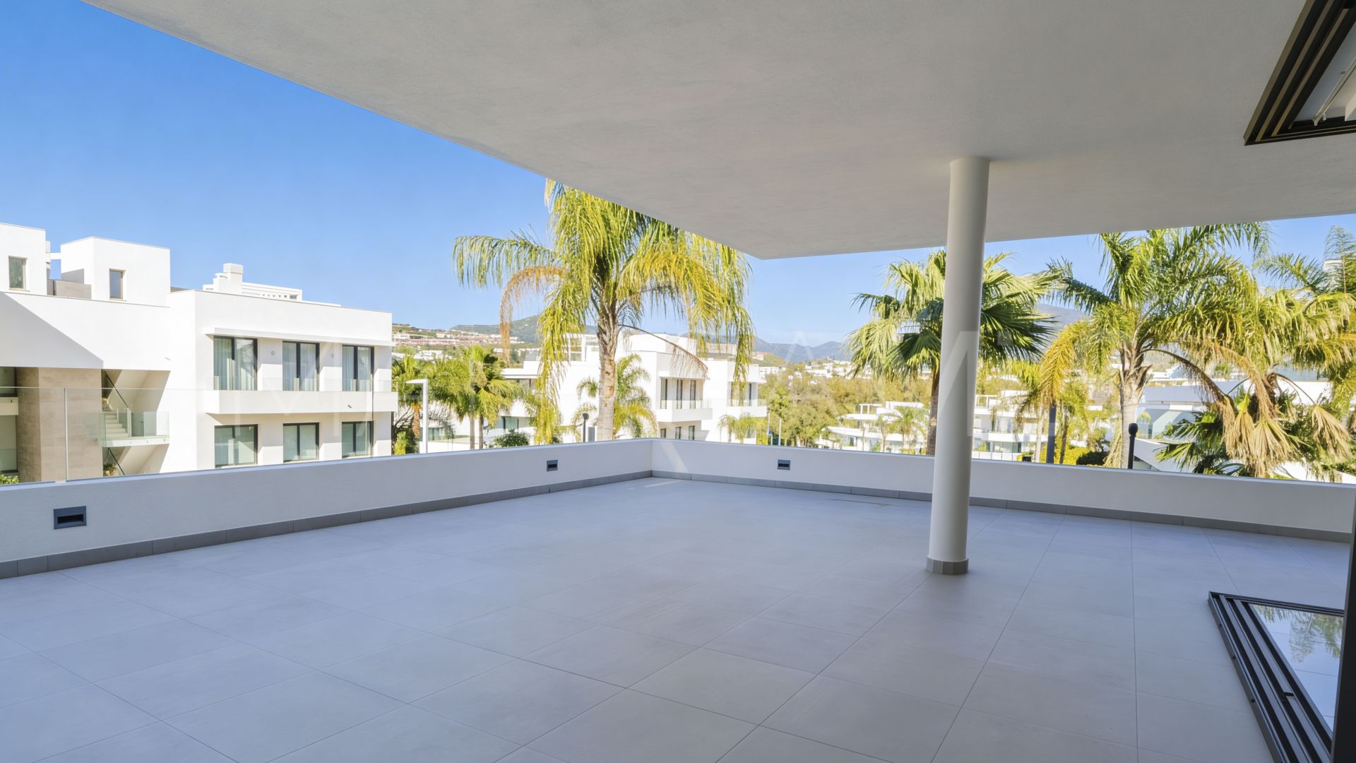 For sale 3 bedrooms apartment in New Golden Mile