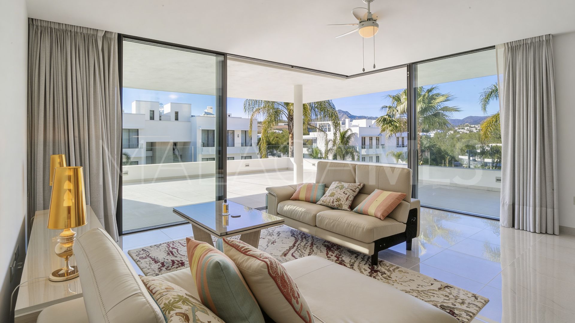 For sale 3 bedrooms apartment in New Golden Mile