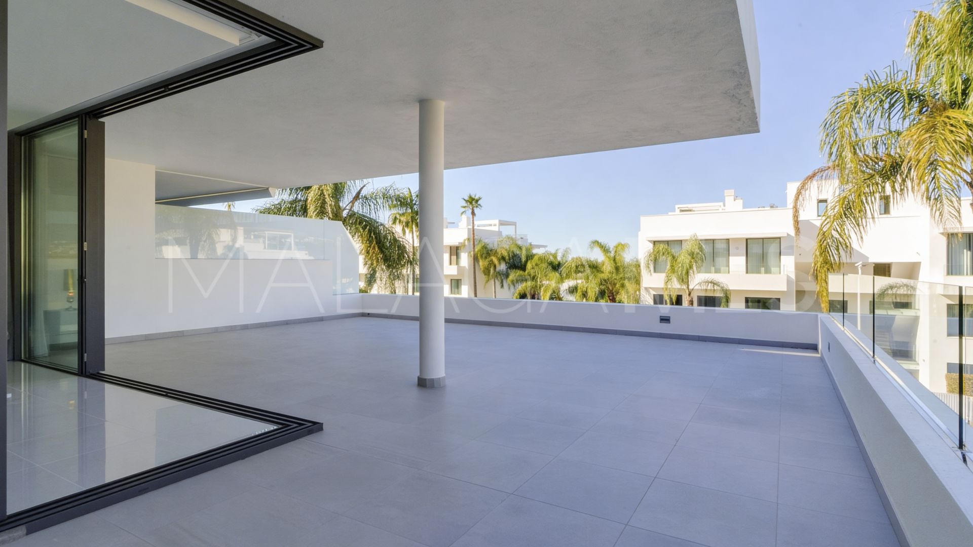 For sale 3 bedrooms apartment in New Golden Mile