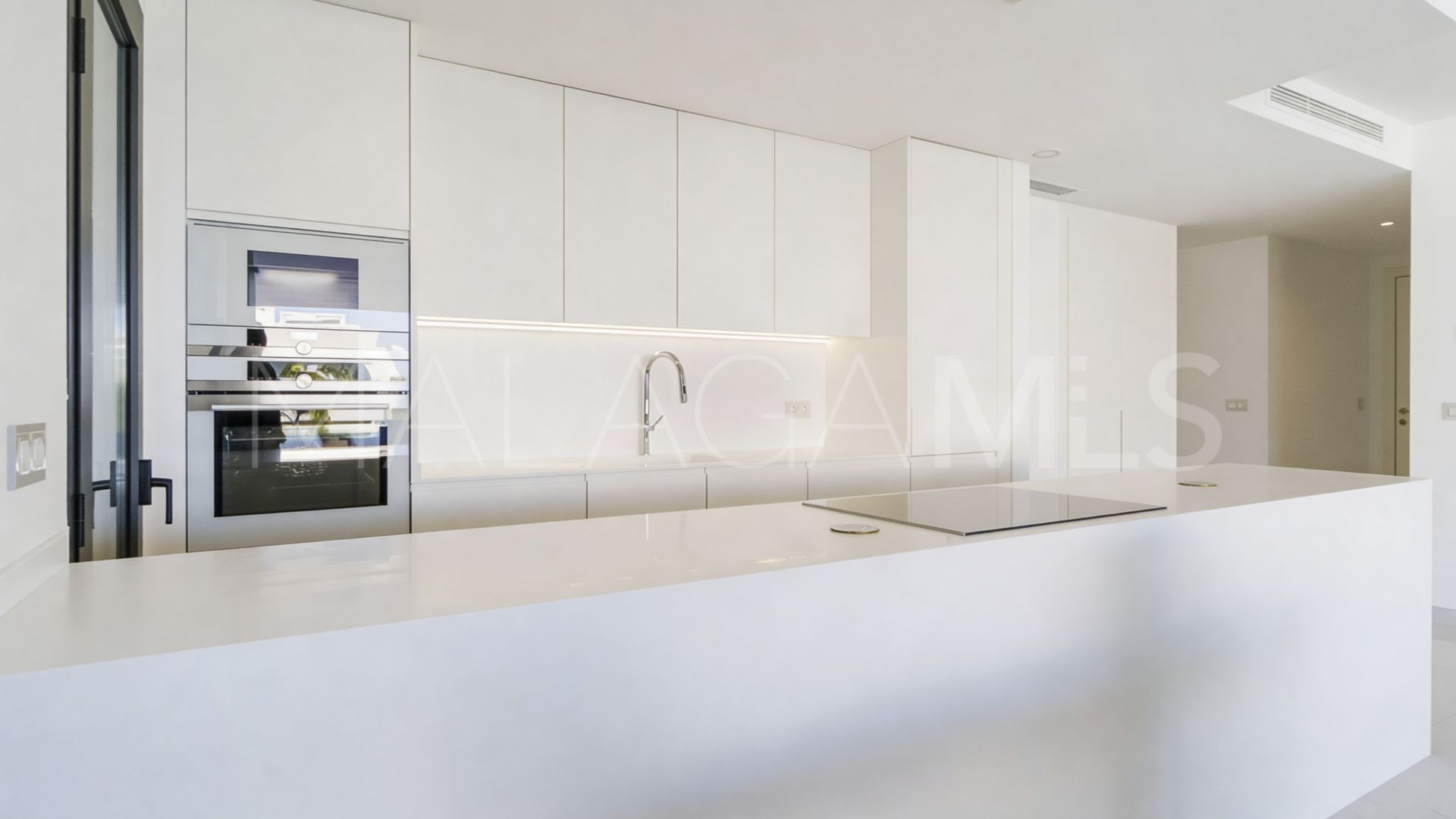 For sale 3 bedrooms apartment in New Golden Mile