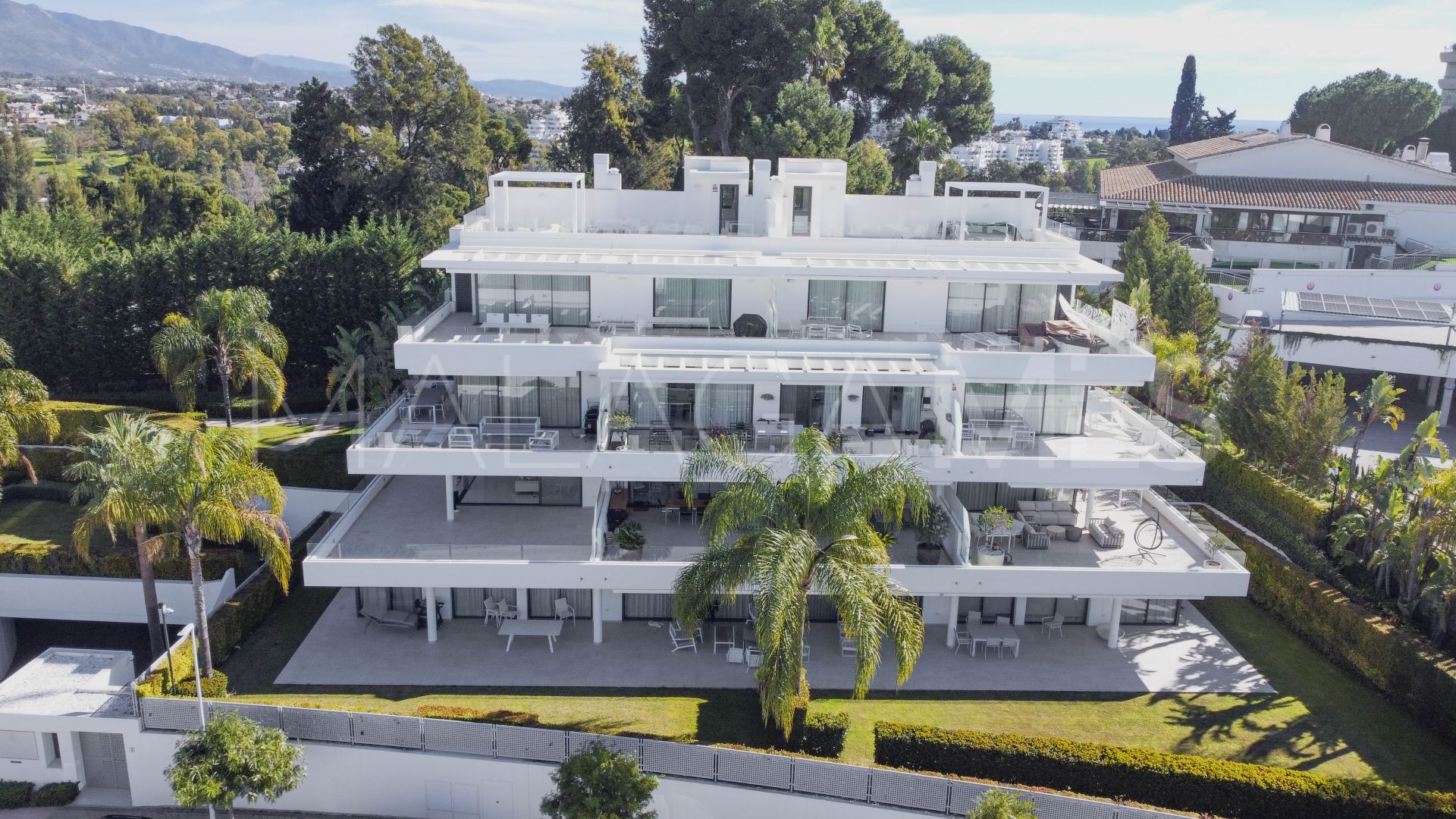 For sale 3 bedrooms apartment in New Golden Mile