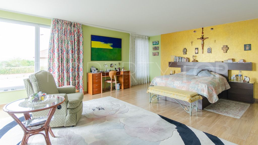 Buy villa in Valdeolmos-Alalpardo with 4 bedrooms