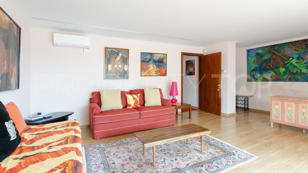Buy villa in Valdeolmos-Alalpardo with 4 bedrooms