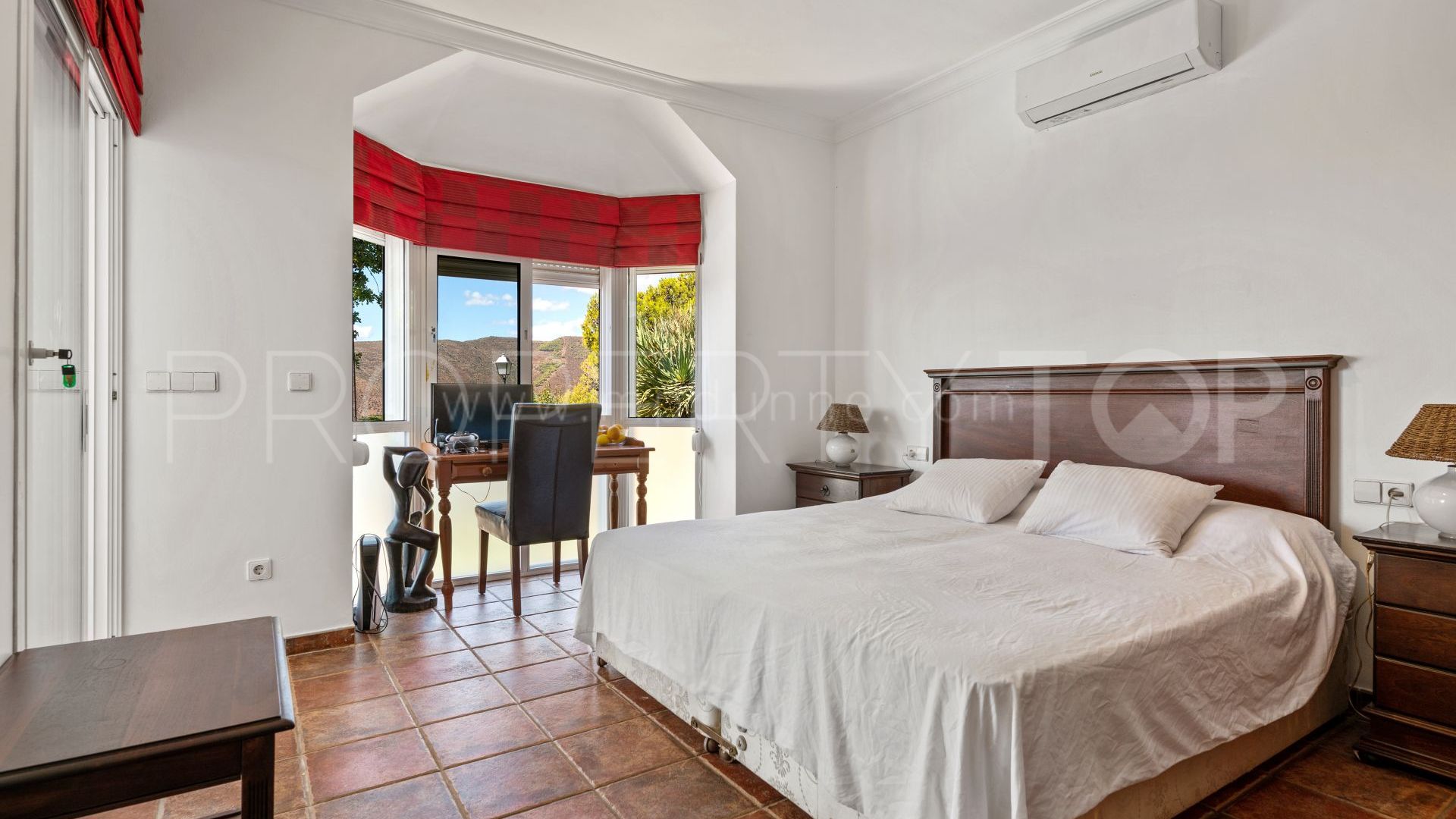 Se vende villa de 4 dormitorios en Cerros del Lago