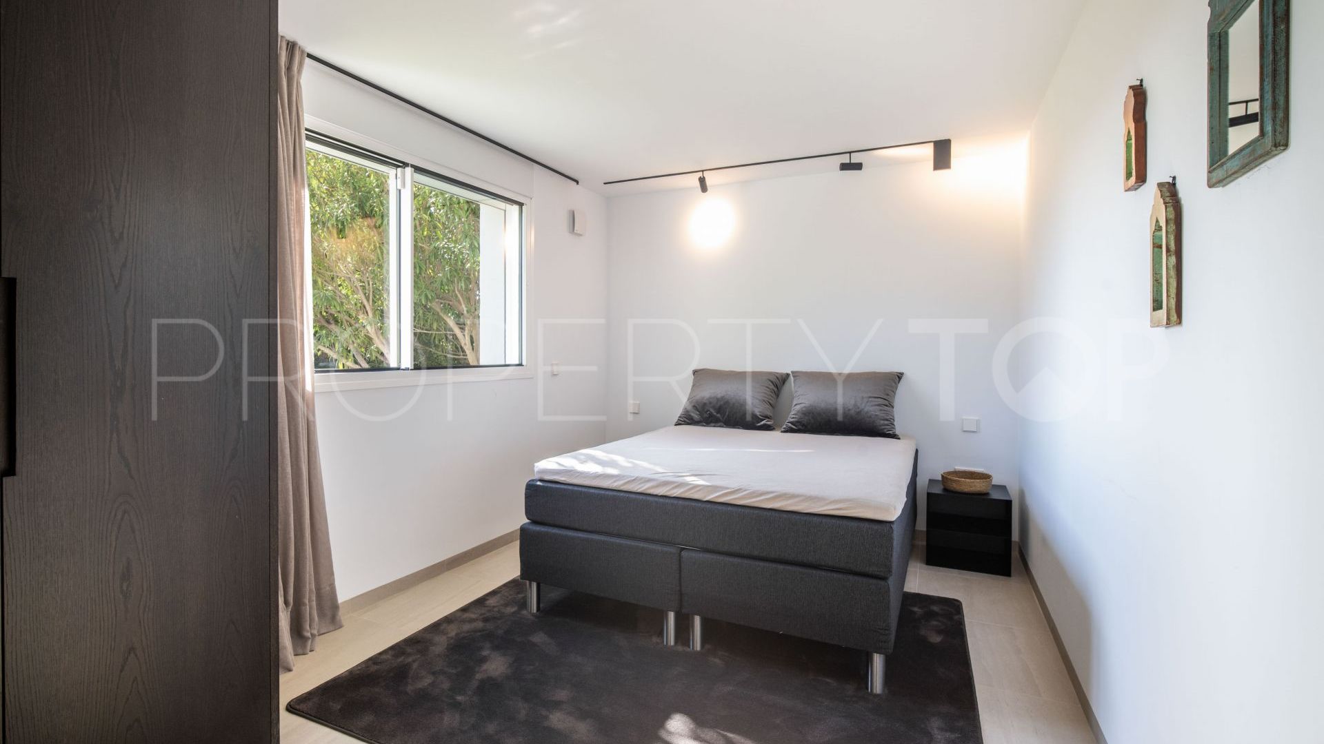 Adosado con 4 dormitorios en venta en Nueva Andalucia