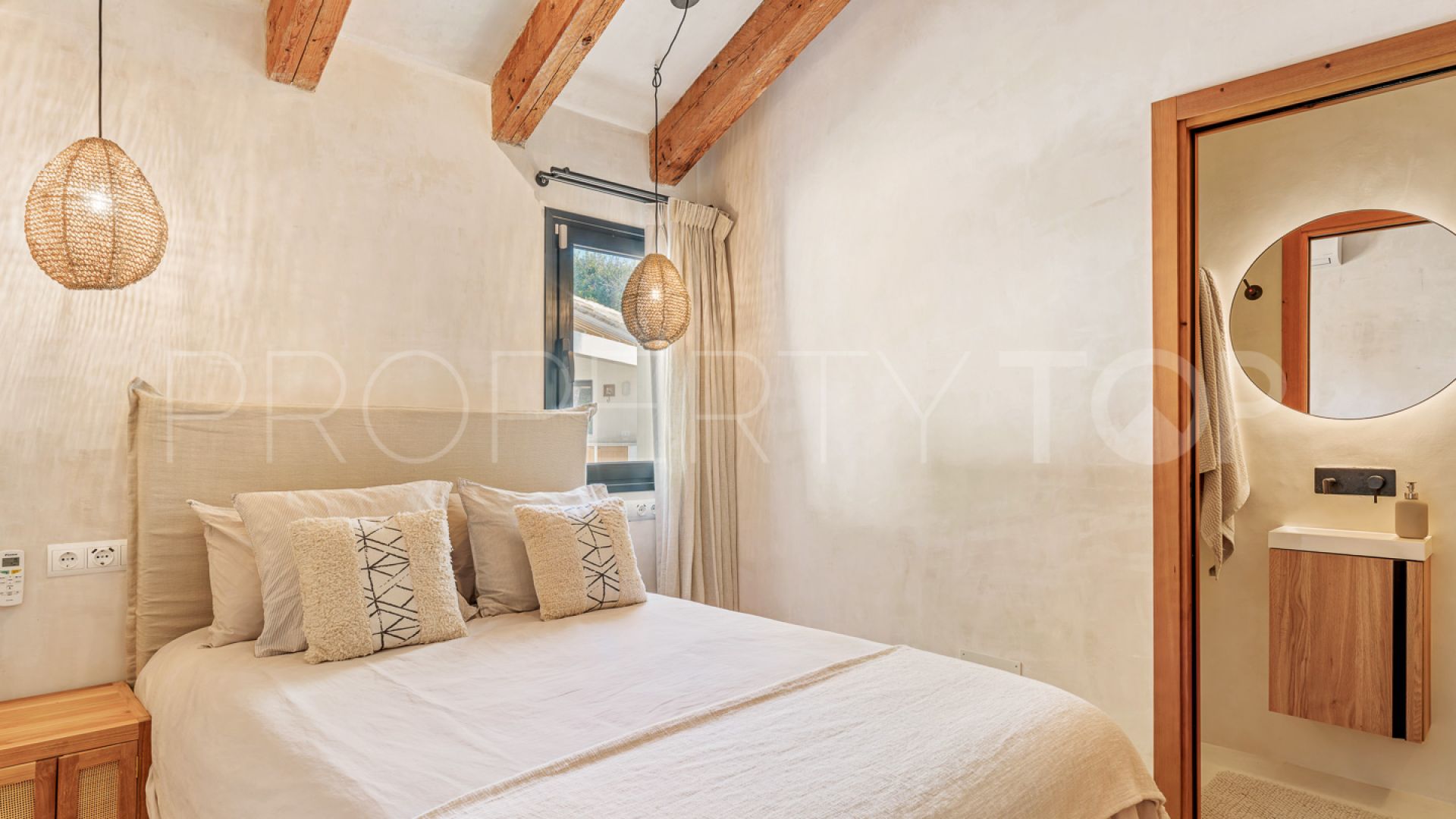 Se vende villa en Altos de Estepona con 6 dormitorios