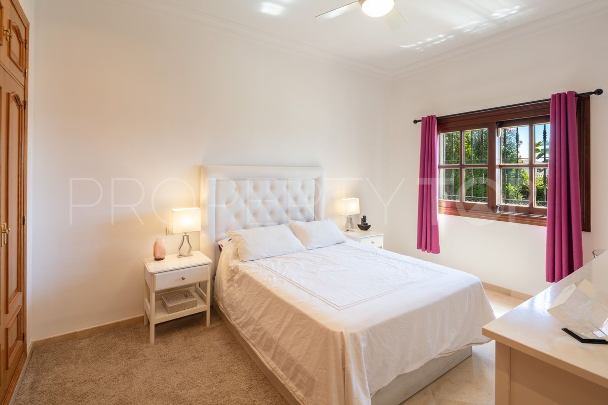 For sale villa with 4 bedrooms in Altos del Paraiso