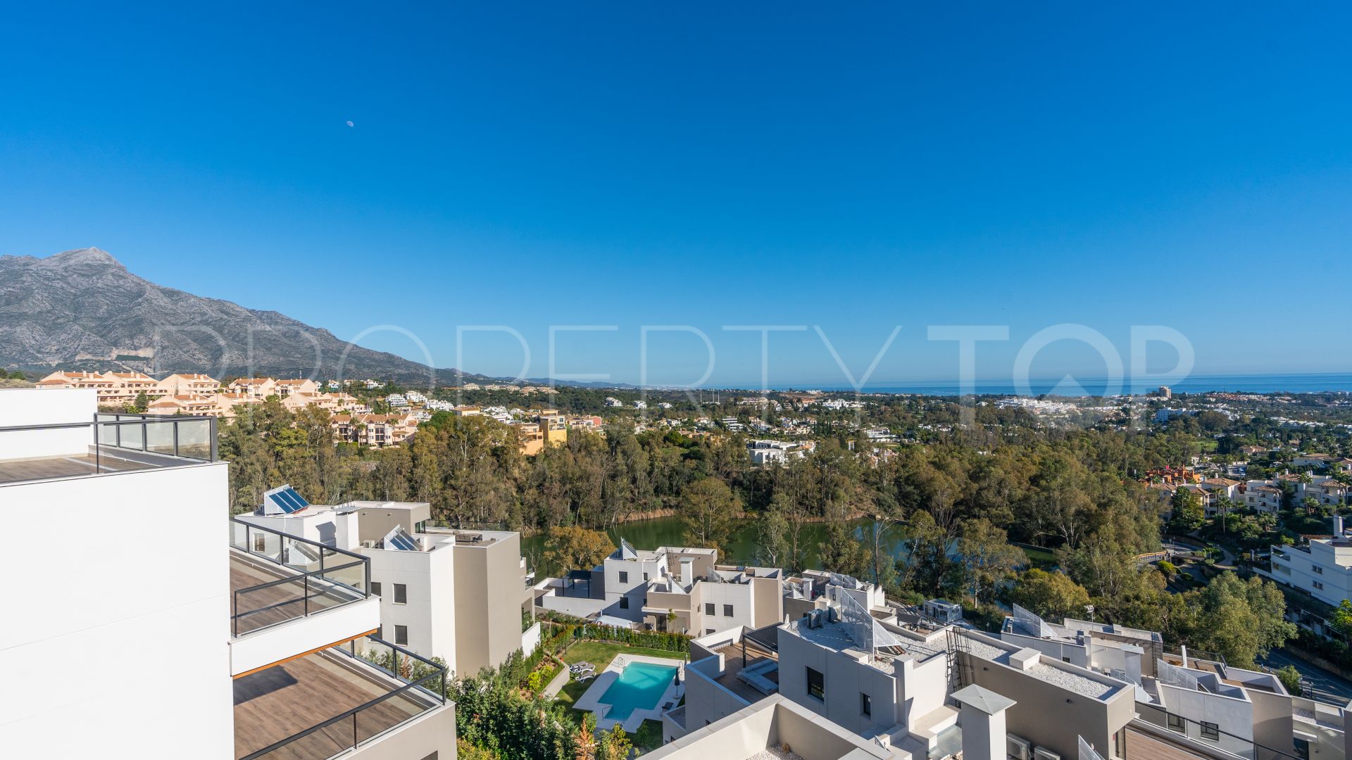 Atico a la venta de 3 dormitorios en Marbella Lake