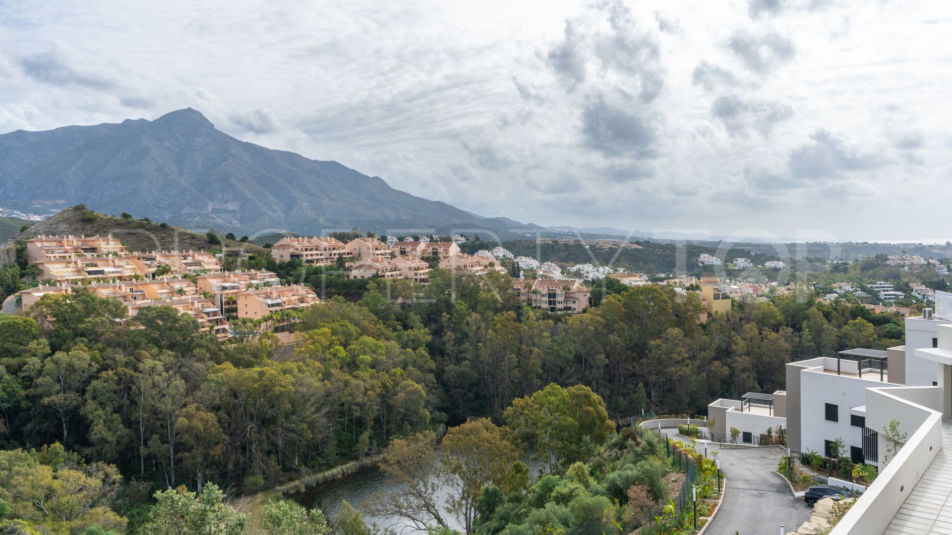 Atico a la venta de 3 dormitorios en Marbella Lake