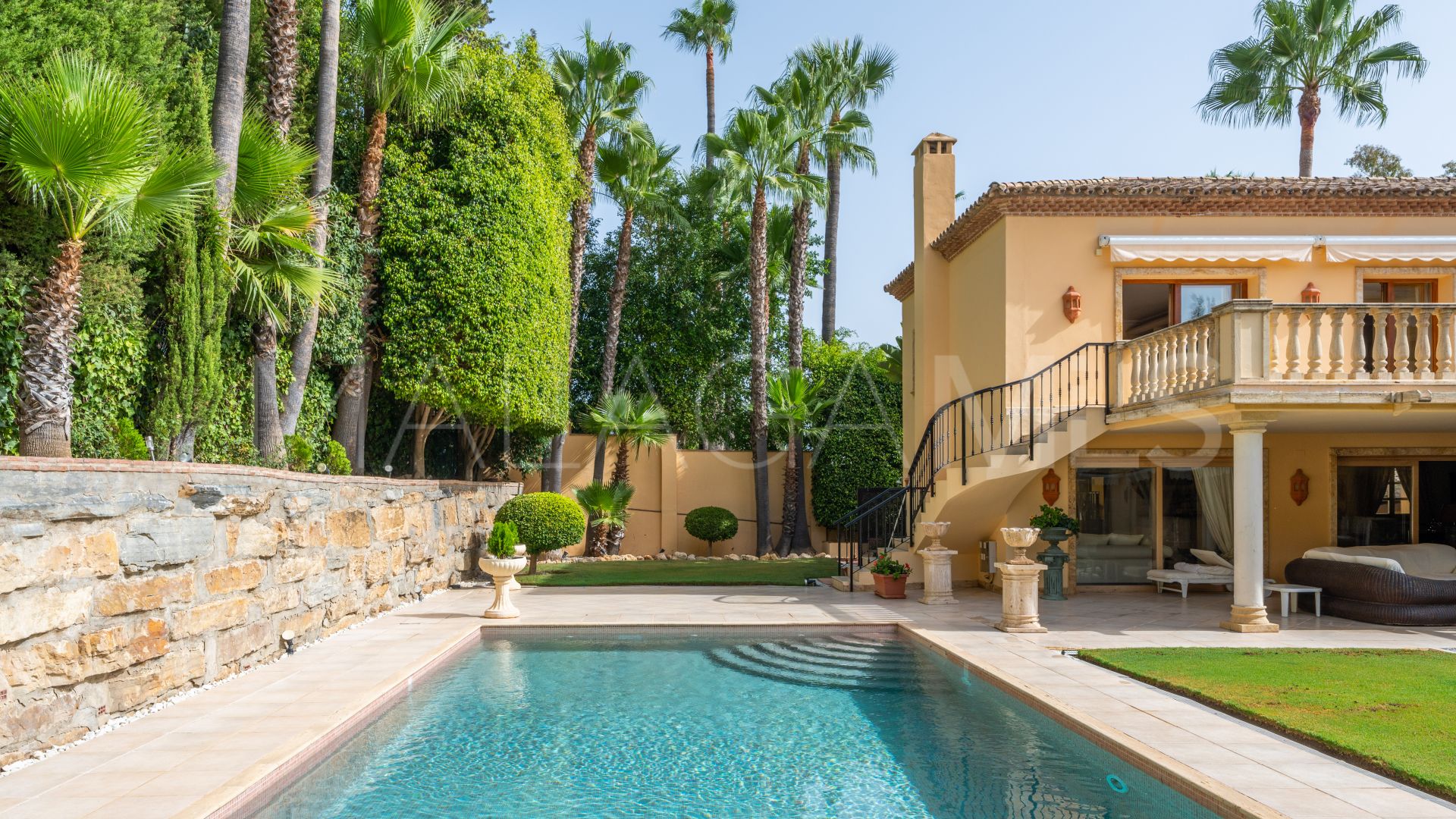 Villa for sale in Las Brisas