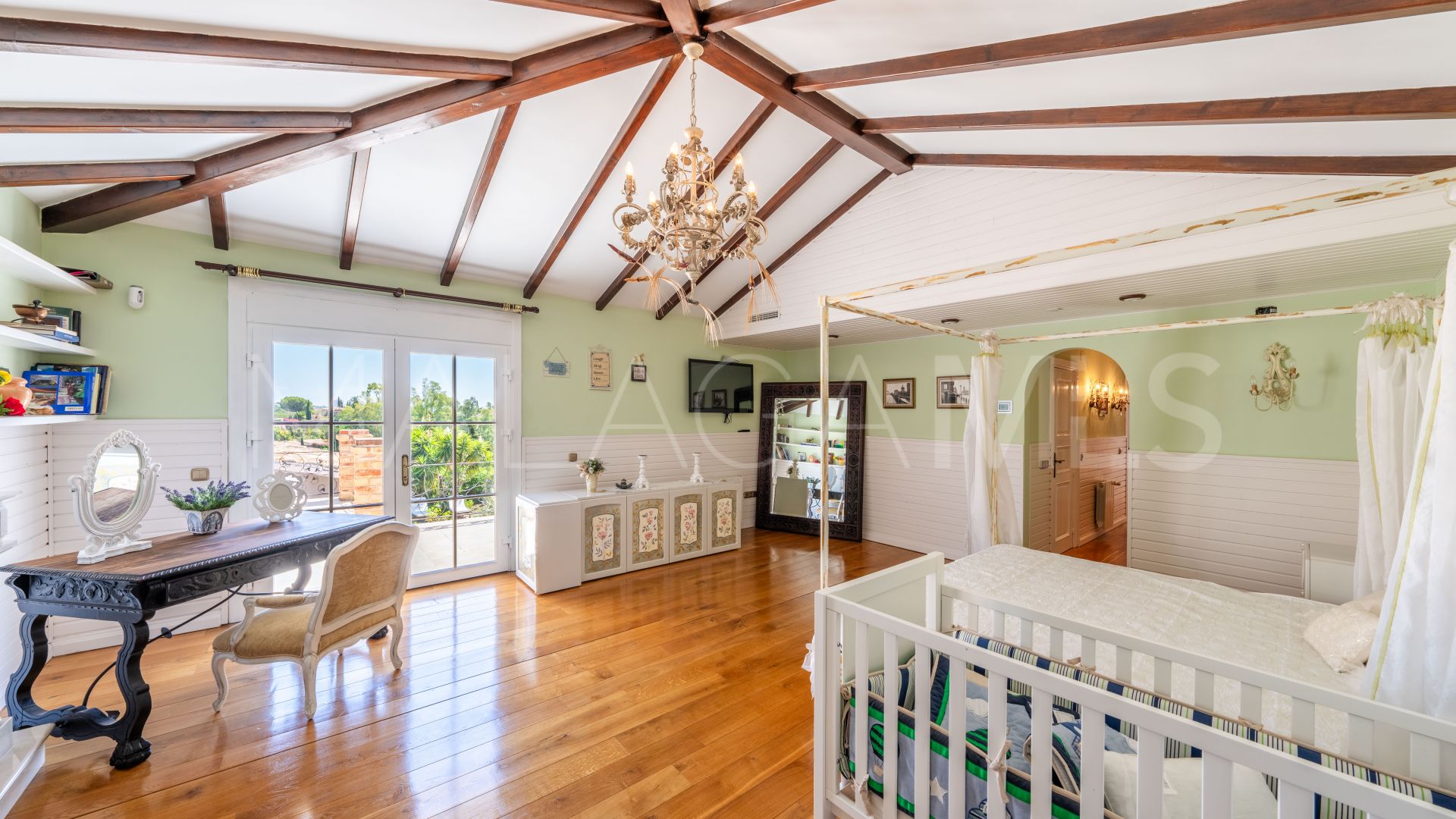 Villa for sale in Benahavis