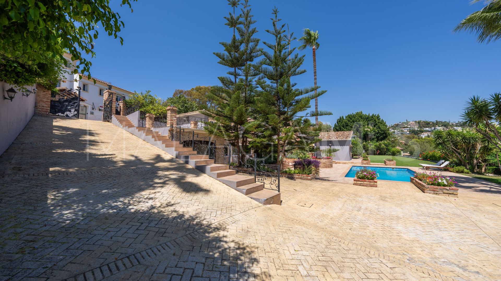 Villa for sale in Benahavis